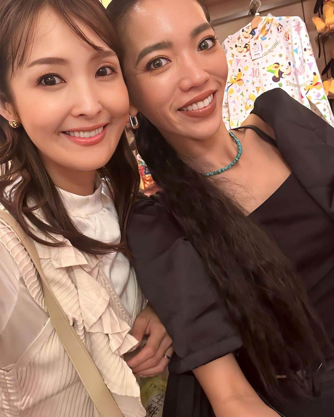 大西暁子さんのインスタグラム写真 - (大西暁子Instagram)「昨日はチャームブーストアカデミーに 関わりのある団体が主催するパーティーへ🏰💓  モテ女0期生として参加してくれている方々と ファミリーで行ってきました✨  ミッキー達が遊びにきてくれたり お料理にも夢の国が溢れていて  子供達のテンションも⤴︎😳💛💛💛 いえ大人達のテンションも⤴︎⤴︎  　 楽しい企画に興味のあるお話を聞けて 素敵な夜でした🥰  みんなが集まれる場所を これからも作っていきたいな〜と 野望を胸に頑張ります🏰✨　 　 　 @310umi_makeup  @onoemi_official  @kurumipan17   #チャームブーストアカデミー #モテ女　#モテ女0期生　 #ディズニーアンバサダーホテル」10月18日 10時46分 - akiko_onishi11