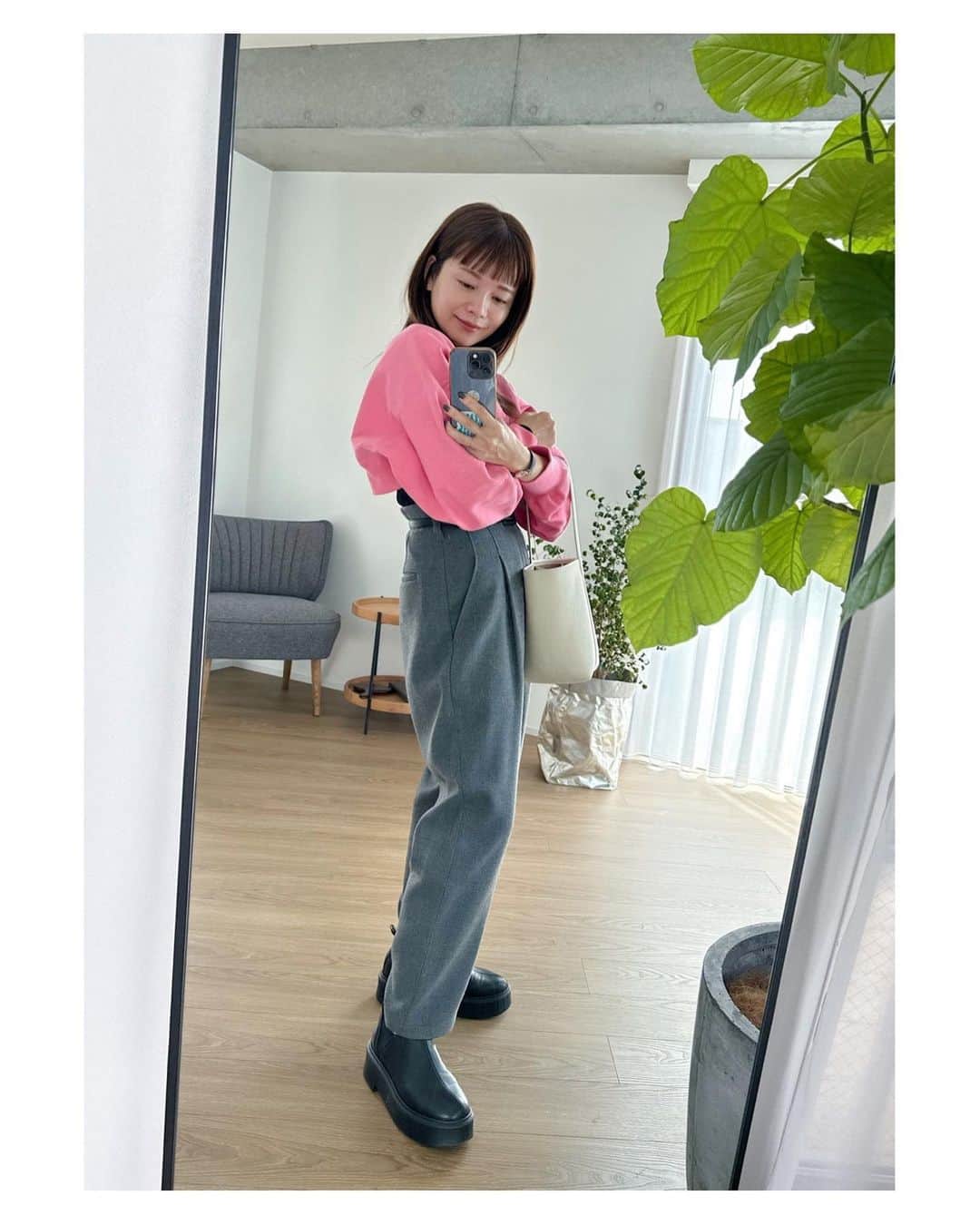 高山直子のインスタグラム：「ショート丈合わせですっきり🩶 ハイウエストタックパンツ、全色使えるけどグレーと黒はてっぱんですね🫶 アイテムはタグ付けしてます🏷️」