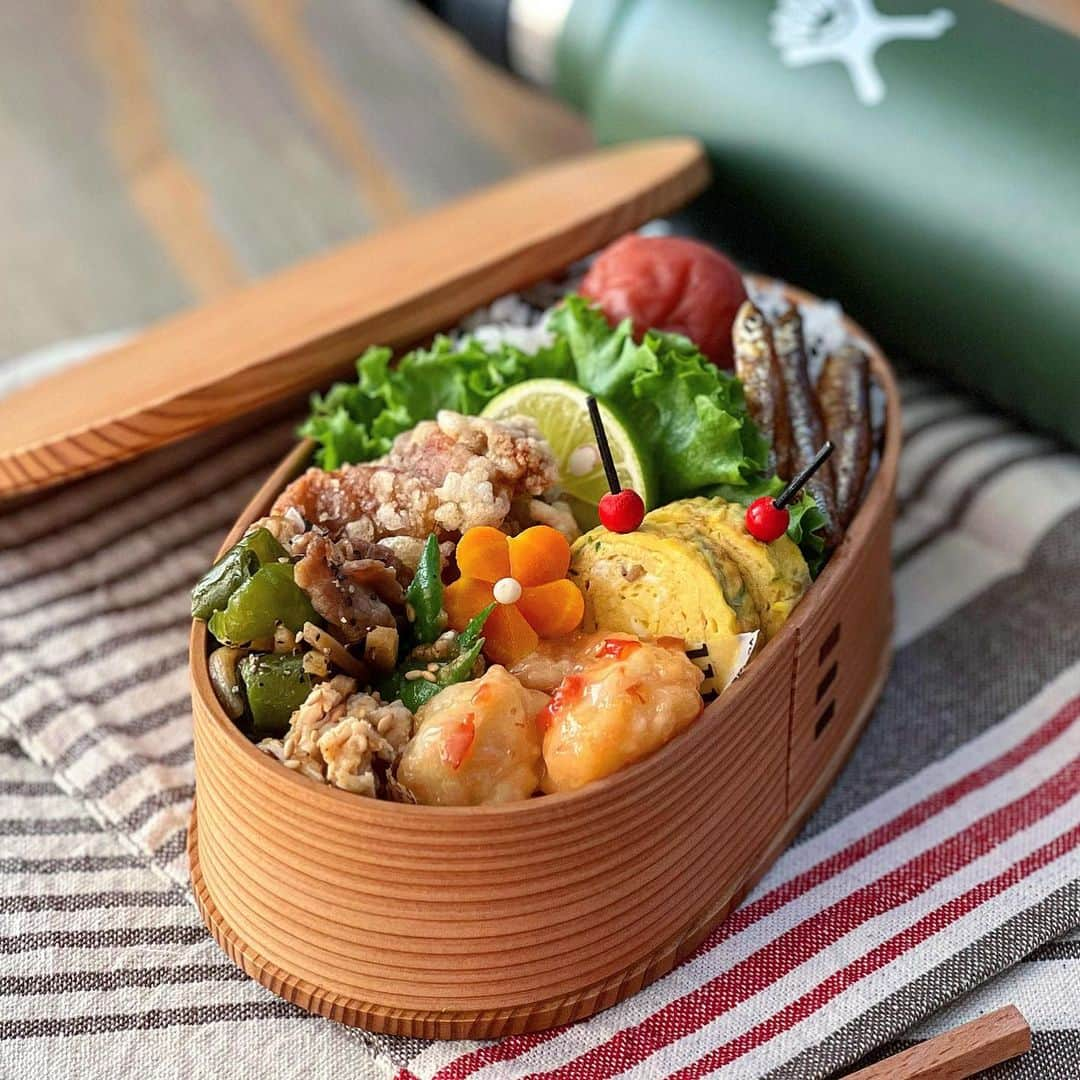 はらぺこのインスタグラム：「今日のお弁当♪  ♪塩唐揚げ ♪青椒肉絲 ♪ささみといんげんの胡麻味噌和え ♪エビマヨ ♪ねぎと胡麻のだし巻き ♪ご飯.梅干し.佃煮  3枚目… 我が家の胡麻和えには絶対コレを使う☝️ 国産の果皮入りのすりごま！ 爽やかなゆずの香りと香ばしいすりごまが 相性ぴったりで普段の胡麻和えが 3倍増しくらいに美味しいくなる😋 これからの時期はお鍋のお供にも！  #お弁当 #娘弁当 #お昼ごはん #おうちごはん #おうちごはんlover #フーディーテーブル #オベンタグラム#朝時間 #チーム早起き #日々の暮らし #丁寧な暮らし #常備菜 #野菜 #食育 #料理 #家庭料理 #クロワッサンお弁当部 #胡麻 #社会人弁当 #和食 #梅干し #手作り弁当 #和食  #お弁当が知ってる家族のおはなし  #エビマヨ #ハイドロフラスク #heyletsgo #てづくりごはん365 #大館工芸社 #わっぱ弁当  #唐揚げ」