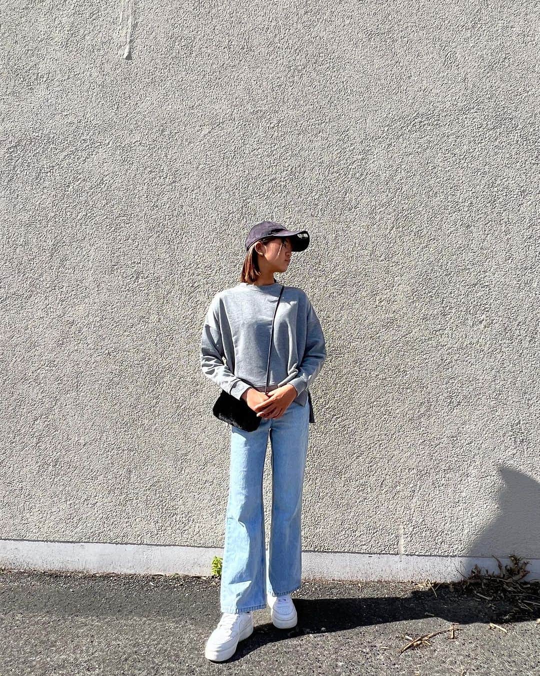 のインスタグラム：「おはようございます🌿  G B L U E ♡ ソフトスウェット🩶 ボックス型パターンのゆったりとしたデザイン、 サイドスリット入りでドロップショルダーなので、 綺麗に見せてくれます✨✨  今の時期にぴったりです♡  👜 @acoc_official   #pinkmafia #pinkmafiasmd #izu #shimoda」