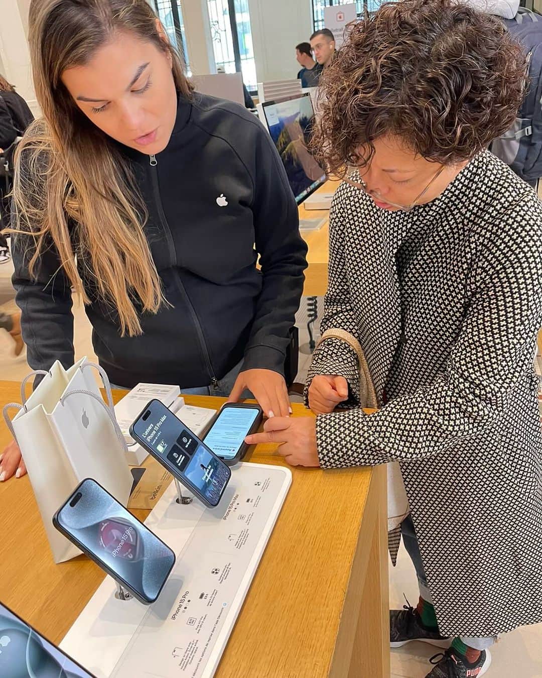 猫沢エミのインスタグラム：「《パリ・盗難日記 / ６日目》後編  ふみこ姐と Appleで、昨日品定めしておいた機種の購入に入った。ところが、見たことのない支払い確認のメッセージが来て、一瞬慌てふためく。私はてっきり、またこの私が不運を連れてきてしまったんではないかと本気で心配するも、最終的には無事に決済できてiPhoneを手に入れるに至った。本当に、友達というのはなんとありがたい存在か。  次の問題は、再申請をかけておいた新しいSIMカードだった。今朝、ポストを覗いたら封筒が入っていて、おそらくSIMが到着しているのだけど、なんと盗まれたキーホルダーにはポストを開ける鍵もついていたという🫠今夜、住宅保険の申請について説明しにくる予定の大家のポーリーヌに連絡してみると「家に帰って確認してみないとわからないけど、スペアキーがあったかどうか…….」。あゝ！バカ！自分のアンポンタン！なぜポストの鍵なんか持ち歩いていたのかなんていうしても無駄な自責は意味がない。  ならば、自ら泥棒になりましょう！  幸いにもうちのポストは底が浅く、扉の上部には私の指が差し込めるだけの開口部があるから、なにか道具を使えば、中の封筒１通くらいは取り出せそうな気配だった。考えた私は、まず猫じゃすりの先に丸めたガムテープを貼り付けて、そーっと開口部から手紙をくっつけようと試みたが、じゃすりでは長さが足りず、次はフライ返し、しかしこれもNG。最後に日本の菜箸を使ってみたら、見事取り出せた！  しかし、菜箸をポストに突っ込んでいる謎の東洋人はどこから見ても果てしなく怪しく、住人が来はしないかと始終ビクビクしている自分、哀しい！何が哀しいって、泥棒された人が自分ちのポストを泥棒せざるを得ないこのクソミソなシチュエーションが！  茫漠とした虚しさが胸に満ち満ちて、如何ともし難い気持ちまで高まった時、突然鞭打つように原稿を書き始めた。もう仕事すらも、この耐え難い心境を放置しないためならば、楽しいアトラクションの何物でもないところまで到達。  夜、大家のポーリーヌがやってきた。  「あったわよ！ポストのスペアキー」  よ、よかった……😭 ひとつ、安堵。私はまた、先日の鍵職人を呼んで壊すなり交換なり、もしくは住戸分が一体型になっているのポスト全部を私が取り替えねばならなくなるとか⁉️😭と、内心怯えていたから。  「エミは1年半、ラッキーだった。そして、まとめてドカンときた！」  とポーリーヌは言った。その通りだと思った。ここまでの奇跡のような幸運の数々は、彼にも「平穏すぎてちょっと不安」と漏らすほど、穏やかな日々だった。ここいらで人生がバランスを取ろうとしているのかもしれない。幸運と不運のバランスを。  「鍵問題はひとまず早急に解決できたから、急場は脱したよね。あとの手続きはどうせ時間もかかるし、ゆっくりでいいと思う」と、凛としてカッコいいパリジェンヌのポーリーヌは帰って行った。ポーリーヌに言われると、さっと納得できて、心がすっと静まる感じ。  こんなときフランス人はÇa arrive, c’est la vie.-サ・アリーヴ、セ・ら・ヴィ/ こういうことはありえるよ。人生だもん。って言う。そうだ。ありえないことなんか、人生にひとつもないんだった。  ちなみにせっかく泥棒まがいの菜箸戦法で取り出したSIMは、なんらかの問題でサイトにアクセスできず、アクティベートできていない。でももう、今日は疲れたからどうでもいいや……そう思いながら歯を磨いていたら、突然被せ物がパーン！と勢いよく外れて、洗面台の排水溝の幅ギリギリに引っかかった。  追い打ちをかける泣きっ面に蜂加減が、もうどうしようもないほどトンマすぎて、アハハハハハ……..と笑ったら、鏡の中の女は歯抜けだった。  昼間活躍した菜箸を持ってきて、そーっとつまんで取ろうと目論見たが、お約束通りに排水溝へ吸い込まれていった。  私は虚しさと並んで、深夜にこれを書いている。ラジオからはビートルズの〝ノルウェーの森〟が流れている。  あと５分で日本の問い合わせセンターが始動する。深い闇に飲まれたものたちの再生作業はまだまだ続く。  森は想像よりも、深い。  ※オペラのAppleでふみこ姐のカード決済時、一瞬悪夢がよぎった私を姐が激写  #猫パリ　#猫沢エミのインターナショナル五十路ライフシフト  #猫沢エミリーパリへ行く  #猫沢エミのパリ盗難日記」