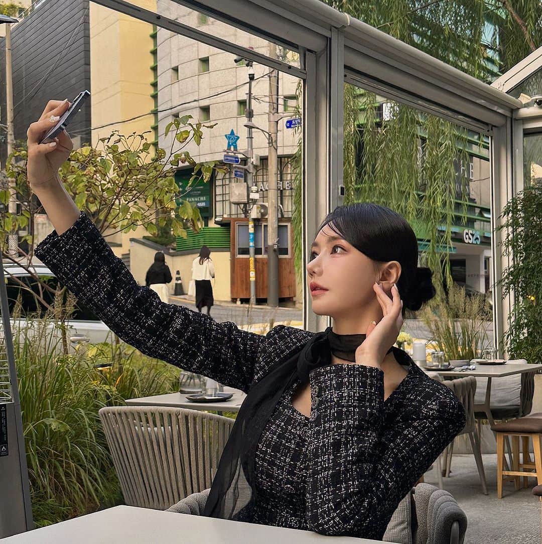 ソアのインスタグラム：「요즘은 일 아니면 사진도 잘 안 찍게 되는 거 같아요. 예전엔 참 좋아했던거 같은데..  저는 버리는 걸 잘 못하는 사람이거든요? 그래서 비워내는 걸 잘 해내야 그 안에 또 새롭고 건강한 것들을 채워나갈 수 있다는 걸 알면서도 받아들이는게 어렵더라고요. 방송도 쉬고 유튜브도 쉬고 이년 가까이 되는 지난 시간 동안 봐야 할 참 많은 것들은 외면하고, 놓아야 할 많은 것들은 꾸역꾸역 다 안아가며 버텨왔는데 이제는 비워낼 줄도 아는 진짜 어른이 돼야겠다 싶어요 어쩜 이리도 매번 매 순간이 어려운 배움의 길일까요? 바램은 항상 긍정의 기운만 주는 사람이 고픈데 스스로를 잘 아는 것도 참 중요하구나 싶어요.. 아직도 너무 어렵네요🙂 평생숙제인가봐요」