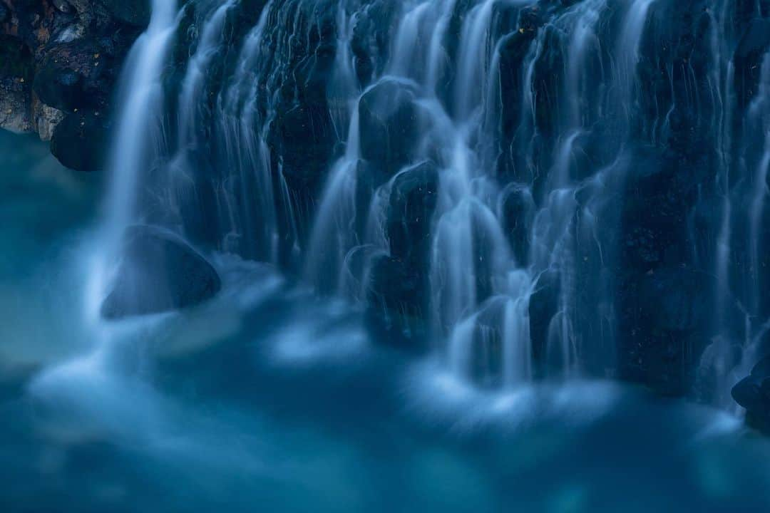 Michael Yamashitaさんのインスタグラム写真 - (Michael YamashitaInstagram)「Shirahige no Taki (White Beard Waterfall): the aptly named source of the water in Biei’s Blue Pond. #shirohigenotaki #shirohige #shirogane #whitebeardwaterfall #bieihokkaido」10月18日 10時51分 - yamashitaphoto