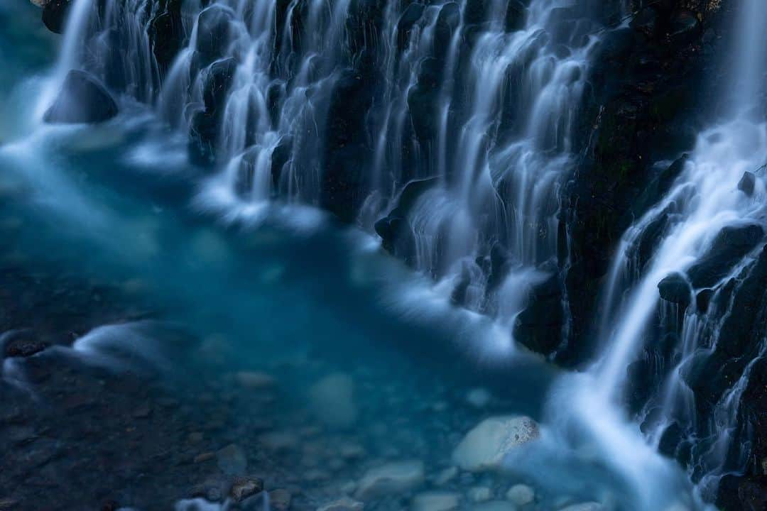 Michael Yamashitaさんのインスタグラム写真 - (Michael YamashitaInstagram)「Shirahige no Taki (White Beard Waterfall): the aptly named source of the water in Biei’s Blue Pond. #shirohigenotaki #shirohige #shirogane #whitebeardwaterfall #bieihokkaido」10月18日 10時51分 - yamashitaphoto