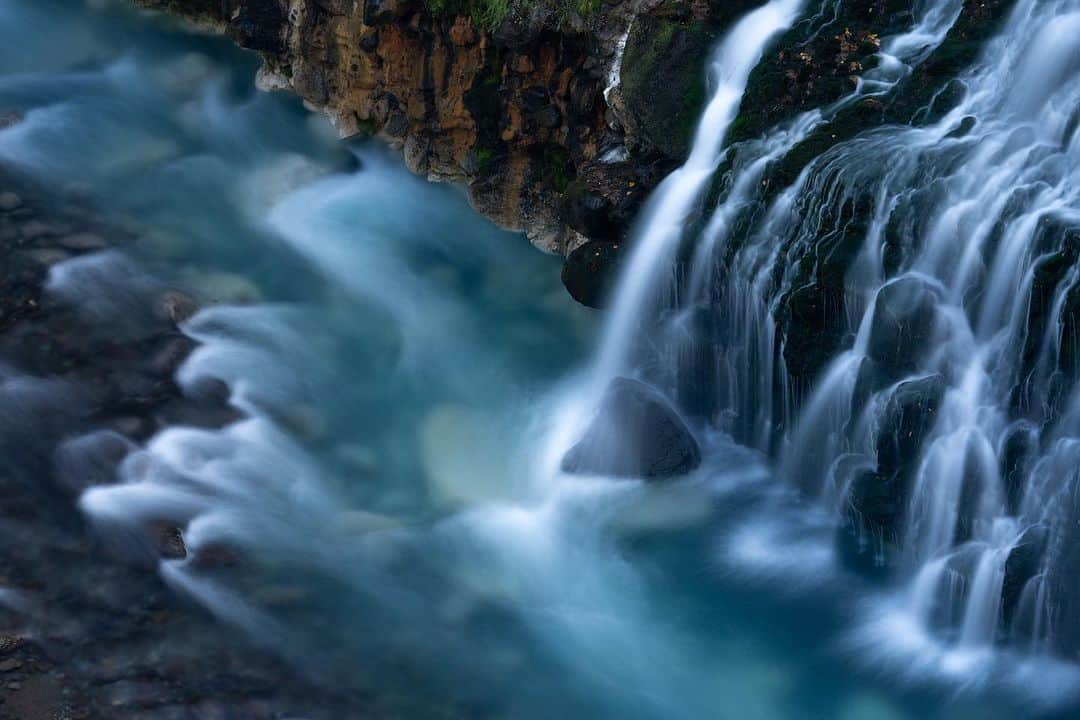 Michael Yamashitaさんのインスタグラム写真 - (Michael YamashitaInstagram)「Shirahige no Taki (White Beard Waterfall): the aptly named source of the water in Biei’s Blue Pond. #shirohigenotaki #shirohige #shirogane #whitebeardwaterfall #bieihokkaido」10月18日 10時51分 - yamashitaphoto