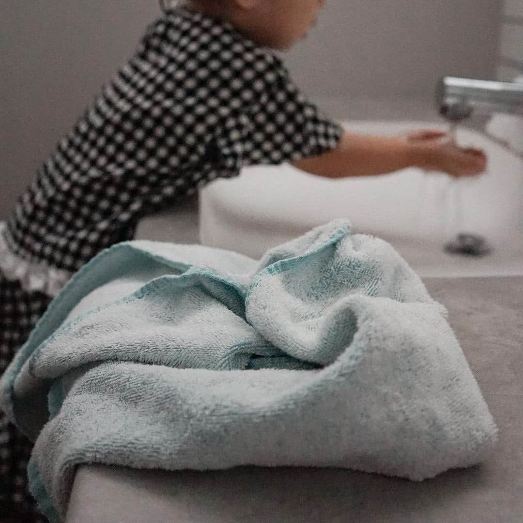 ムクリ［mukuri］さんのインスタグラム写真 - (ムクリ［mukuri］Instagram)「肌触り、吸水性、耐久性、デザイン性、4つのバランスを取ったちょうどいいタオル  キッチンや洗面所で使い 毎日お洗濯するタオルだからこそ、 肌触りと吸水性を大切にしつつ、 厚すぎず乾きやすさも求めたタオル。  肉厚な高級タオルとは違った 普段使いしやすい"ちょうど良さ"が 隠されています😌  ⁡⁡–––––––––––––––⁡ @daily_mukuri さんの“ ちょうどいいタオル "  ⁡ こちらを提供していただき、 家族みんなで使っています𓂃 ,, ⁡ ▹毎日の手洗いうがい後の手拭き口拭きに ▹キッチンでの頻繁な手洗い時に ▹子どもたちのお風呂タオルに ▹外遊びのお供に ⁡ などなど いろんなシーンで大活躍.ᐟ.ᐟ ⁡ サイズ感 : ちょうどいい 厚み : ちょうどいい 肌触り : ふんわりとしっかりの間 → ちょうどいい 吸水性 : ちょうどいいを通り越して 抜群 ⁡ 加えて耐久性も良いそう！ 糸にまでこだわって作られた安心の日本製のタオルです. ⁡ カラーは ミントに◎ タオルというと馴染み色を選びがちですが、優しいミント色は こどもたちにも大好評！我が家のグレーな洗面所にも柔らかく溶け込んでいます𓂃 ,, ⁡ 他の色も素敵なので 是非ご覧くださいね♩ ⁡⁡⁡–––––––––––––––⁡ ⁡セカンド洗面におnewのタオル。 ムクリさんからコラムのお礼にと頂いた、 ムクリdailyのグレーのタオルです。  グレーと白の混ざったカラーが、 タイルの色にもぴったりで嬉しい。 フワフワなのだけどモコモコし過ぎず、 しっかりお水も吸ってとても使いやすいです。 ⁡⁡–––––––––––––––⁡  @daily_mukuri 様の 「ちょうどいいタオル」を お試しさせていただきました🤍  泉州タオルで有名な 大阪泉州地域の職人さんの技術と 最新のコンピュータジャガード機を合わせて 作り上げたこだわりのパイル地。　  そのパイルが隅から隅まで ぎゅうぎゅうに敷き詰められてるから 触った時の弾力と、 吸水性の良さに驚きました💕  私はベージュを選んだんだけど、 白糸が混ぜ込んであって全体が同じカラーじゃないから のっぺりせず、インテリアにも馴染みやすいよ💕 ⁡⁡–––––––––––––––⁡  ▶︎Special thanks @_____c.a.k.e  @mi___1188  @_______.is_   ▶お買い求めは @daily_mukuri プロフィールのURL または、投稿画像をタップ！  #dailymukuri または @daily_mukuri にタグ付けいただいた中から、インスタグラムでご紹介していきます😌  #フェイスタオル#タオル#泉州タオル#towel#洗面所#キッチン#くらしの編集#ムクリ」10月20日 18時05分 - mukuri_official