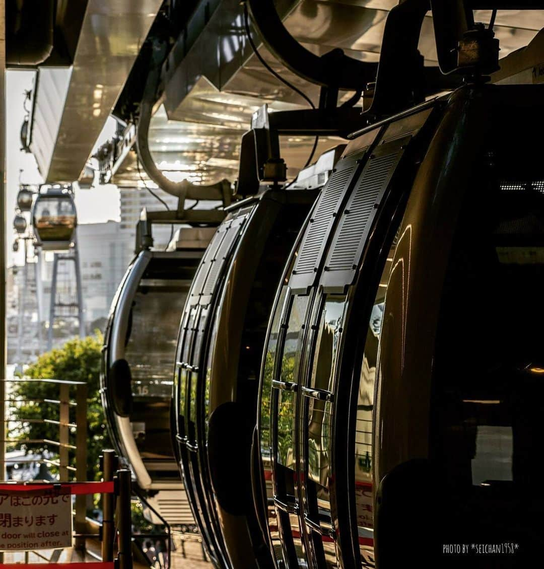 東京カメラ部 横浜分室のインスタグラム：「Photo by @seichan.1958 「YOKOHAMA AIR CABIN」 https://www.instagram.com/p/Cx5WieFvPBv/ . いいね！＆コメント大歓迎！ ※投稿に関するご注意・ポリシーは東京カメラ部に準じます。詳しくは下記をご覧ください。 https://fb.minpos.com/fb/willvii/camera_jpn/static/guideline . #みなとみらい線フォト散歩 #みなとみらい線フォトさんぽ #みなとみらい線 #横浜 #新高島 #みなとみらい #馬車道 #日本大通り #元町中華街 #yokohama #東京カメラ部 #Japan #photo #写真 #日本 Follow: @TCC.Yokohama . ※各種法令、マナー、関係者の指示に従った撮影をお願いします。 *Please ensure that your photography adheres to all relevant laws, etiquette, and instructions issued by authorized persons.」