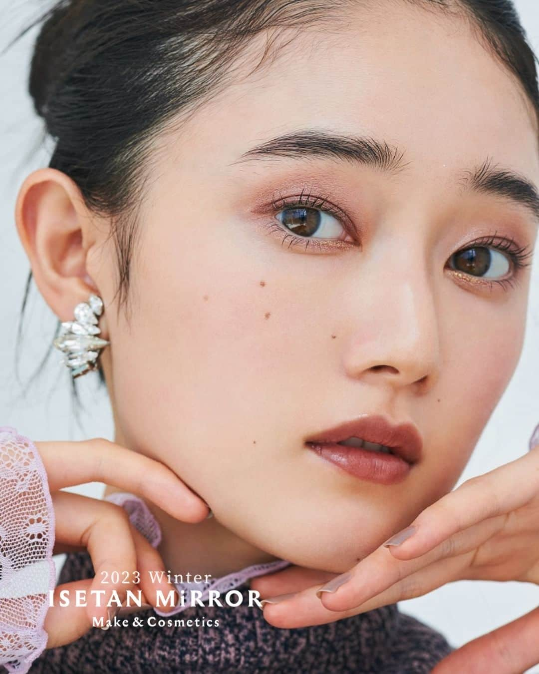 ISETAN MiRRORのインスタグラム：「ISETAN MiRROR 2023 Winter TREND MAKE UP 2023年10月18日(水)〜 イセタン ミラーが各シーズンごとにご提案するトレンドメイクルック。新製品や限定品を交え、今季おすすめのメイクとコスメをご紹介！  日差しや気温、街の雰囲気やファッションもすっかり次の季節へ。一年で一番キラキラと輝くホリデーシーズンのメイクは、普段よりも少しラグジュアリーに装って。深みのある「フィグ」カラーで秋冬の重さを取り入れながら、全体のトーンを合わせて、凛としたメイクで一年を締めくくり。  ■EYE_______ 単色でもミックスでも楽しめる＜ローラ メルシエ＞の多色パレットは、アイメイクの心強い味方。お好みのアイシャドウをブラシに含ませて、好きな色合いや深さにブレンディング。瞼の上下を同色で引き締めながらグラデーションを。アクセントに＜アディクション＞のグリッターを目頭側へいれ、華やかさをプラス。  ■NEIL_______ シアーなグレー系カラーで、秋冬の空気感を指先から楽しむ。  【使用アイテム】 ・アイシャドウ ＜Laura Mercier＞スターライト ドリームス アイシャドウ パレット（限定品）/8,030円 ※10月18日(水)発売  ＜ADDICTION＞アディクション　ザ リキッド アイシャドウ ウルトラスパークル “アンノウン ファミリア”105（限定品）/2,750円 ※10月27日(金)発売  ・ネイル ＜OSAJI＞オサジ アップリフト ネイルカラー 405（限定品）/1,980円　※10月18日(水)発売  ■BASE＿＿＿＿ ＜ADDICTION＞のファンデーションをスポンジでタッピングするようになじませ、自然なツヤと立体感を演出。凛とした肌づくりのポイントはベースに仕込んだ＜GIVANCHY＞のハイライター。 内側から輝くようなツヤと血色感をプラスして、よりリッチな肌へ。チークは2色を混ぜながらブラシでふんわりやわらかく色付ける。  ■LIP＿＿＿＿ 今季はシアーなディープカラーを口もとに忍ばせ、秋冬らしい洒落感をプラス。フィグカラーのように、黄味の少ないブラウンが今季のお勧め。手持ちのリップに重ねるだけでグッとフィグ感が出る＜アディクション＞の015番なども注目のアイテム。  【使用アイテム】 ・ファンデーション ＜ADDICTION＞ アディクション ザ ファンデーション リフトグロウ 001 /SPF 20・PA＋＋/30mL/6,600円  ・ハイライター ＜GIVENCHY＞プリズム・リーブル・スキンケアリング・ハイライター ローズ エクストラヴァガンザ/11mL/4,620円  ・チーク ＜RMK＞RMK ダンシング ディメンションズ フェイスパレット 02/5,500円/※11月2日(木)発売  ・リップ ＜ADDICTION＞アディクション　ザ リップスティック エクストレム シャイン 015＋019/各 4,070円  model: @mitsuki__shiina  make up: @hirayama_tatsumi  hair: @kousei_goto  camera: @hanamura.k ⁡ @isetanmirror ⁡ #isetanmirror #イセタンミラー #イセタンミラーメイクルック #冬メイク #ウィンターメイク #ホリデーメイク  #lauramercier #ADDICTION #osaji #RMK #givenchy」