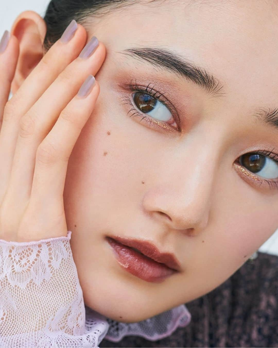 ISETAN MiRRORさんのインスタグラム写真 - (ISETAN MiRRORInstagram)「ISETAN MiRROR 2023 Winter TREND MAKE UP 2023年10月18日(水)〜 イセタン ミラーが各シーズンごとにご提案するトレンドメイクルック。新製品や限定品を交え、今季おすすめのメイクとコスメをご紹介！  日差しや気温、街の雰囲気やファッションもすっかり次の季節へ。一年で一番キラキラと輝くホリデーシーズンのメイクは、普段よりも少しラグジュアリーに装って。深みのある「フィグ」カラーで秋冬の重さを取り入れながら、全体のトーンを合わせて、凛としたメイクで一年を締めくくり。  ■EYE_______ 単色でもミックスでも楽しめる＜ローラ メルシエ＞の多色パレットは、アイメイクの心強い味方。お好みのアイシャドウをブラシに含ませて、好きな色合いや深さにブレンディング。瞼の上下を同色で引き締めながらグラデーションを。アクセントに＜アディクション＞のグリッターを目頭側へいれ、華やかさをプラス。  ■NEIL_______ シアーなグレー系カラーで、秋冬の空気感を指先から楽しむ。  【使用アイテム】 ・アイシャドウ ＜Laura Mercier＞スターライト ドリームス アイシャドウ パレット（限定品）/8,030円 ※10月18日(水)発売  ＜ADDICTION＞アディクション　ザ リキッド アイシャドウ ウルトラスパークル “アンノウン ファミリア”105（限定品）/2,750円 ※10月27日(金)発売  ・ネイル ＜OSAJI＞オサジ アップリフト ネイルカラー 405（限定品）/1,980円　※10月18日(水)発売  ■BASE＿＿＿＿ ＜ADDICTION＞のファンデーションをスポンジでタッピングするようになじませ、自然なツヤと立体感を演出。凛とした肌づくりのポイントはベースに仕込んだ＜GIVANCHY＞のハイライター。 内側から輝くようなツヤと血色感をプラスして、よりリッチな肌へ。チークは2色を混ぜながらブラシでふんわりやわらかく色付ける。  ■LIP＿＿＿＿ 今季はシアーなディープカラーを口もとに忍ばせ、秋冬らしい洒落感をプラス。フィグカラーのように、黄味の少ないブラウンが今季のお勧め。手持ちのリップに重ねるだけでグッとフィグ感が出る＜アディクション＞の015番なども注目のアイテム。  【使用アイテム】 ・ファンデーション ＜ADDICTION＞ アディクション ザ ファンデーション リフトグロウ 001 /SPF 20・PA＋＋/30mL/6,600円  ・ハイライター ＜GIVENCHY＞プリズム・リーブル・スキンケアリング・ハイライター ローズ エクストラヴァガンザ/11mL/4,620円  ・チーク ＜RMK＞RMK ダンシング ディメンションズ フェイスパレット 02/5,500円/※11月2日(木)発売  ・リップ ＜ADDICTION＞アディクション　ザ リップスティック エクストレム シャイン 015＋019/各 4,070円  model: @mitsuki__shiina  make up: @hirayama_tatsumi  hair: @kousei_goto  camera: @hanamura.k ⁡ @isetanmirror ⁡ #isetanmirror #イセタンミラー #イセタンミラーメイクルック #冬メイク #ウィンターメイク #ホリデーメイク  #lauramercier #ADDICTION #osaji #RMK #givenchy」10月18日 11時00分 - isetanmirror