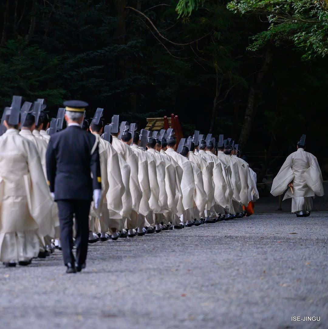 伊勢神宮のインスタグラム：「#伊勢神宮 #神宮 #神社 #心のふるさと #内宮 #神嘗祭 #御卜 #参進 #新穀 #五穀豊穣 #isejingu #jingu #soul_of_japan #japan #jinja #shinto #naiku #kannamesai #ritual」