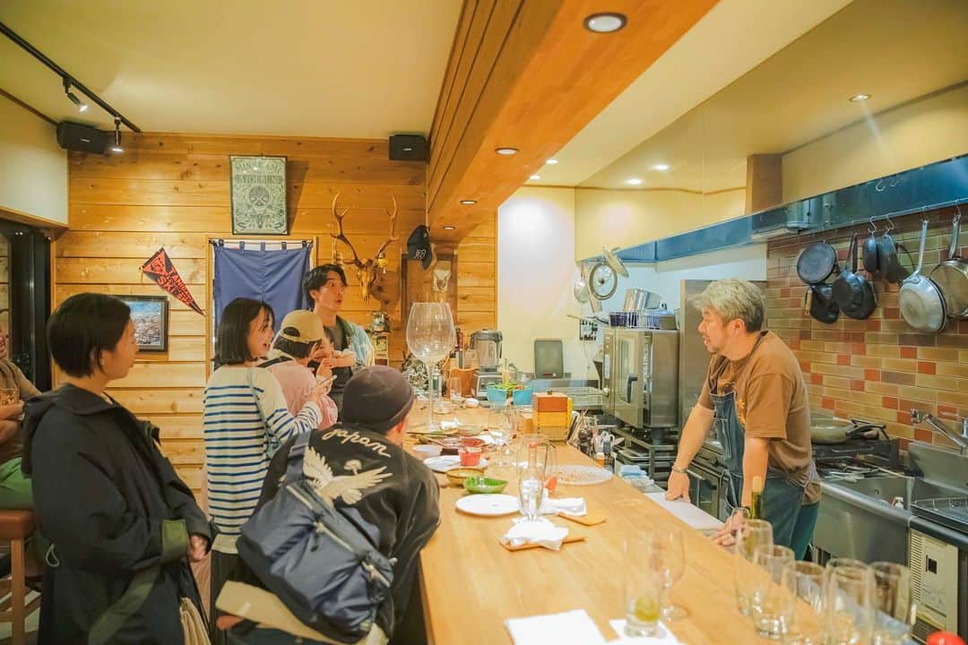 福田瞳さんのインスタグラム写真 - (福田瞳Instagram)「@tantokuwassai さんで、今回もたっくさん美味しいお料理を食べて幸せな夜でした☺︎ うたの成長を見守ってくださって、毎回温かい気持ちになって、もーお腹いっぱい幸せ気分です🤗 どのお料理も全部めちゃくちゃ美味しいから旦那さんも大好きなお店で、いつも家族で感動してます🥺 @sanazawa_terrace さんから たんとくわっさいへいく流れが最高すぎるんですよね〜♡ 『おっきくなったら彼女連れてこいよ〜🤗』ってうたに笑いながら言う、たつやさんの気持ちが嬉しかったな♡ みんなでわいわいしながらのディナー🍽プライスレス✨ #たんとくわっさい#tkアタック  #群馬#みなかみ町  @minamihaaaan ちゃん誕生日おめでとう🎂 @aikokato @kendai_k @1_oyu.jp @yutagaki @koyo_koyo_koyo_ @sacoo.o」10月18日 11時10分 - fukudahitomi610