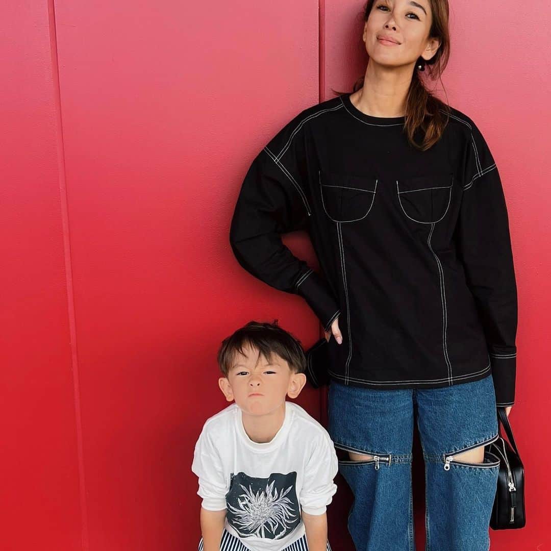 大桑マイミのインスタグラム：「秋休み☝️ 天気☀️がよかったので　アスレチックに。 興奮してみたり怖くて泣いてみたり大笑い😆したり喜怒哀楽が激しい。アスレチックってこんな感情剥き出し解放にいいものなんだね。 結局水辺を見つけたらグチャグチャ決定。 こうなるよね………  そのまま私に抱きつかないでほしい〜 お気に入りの　@null._official_  のシャツ だから。😆☝️❤️とそんなのお構いなし………」