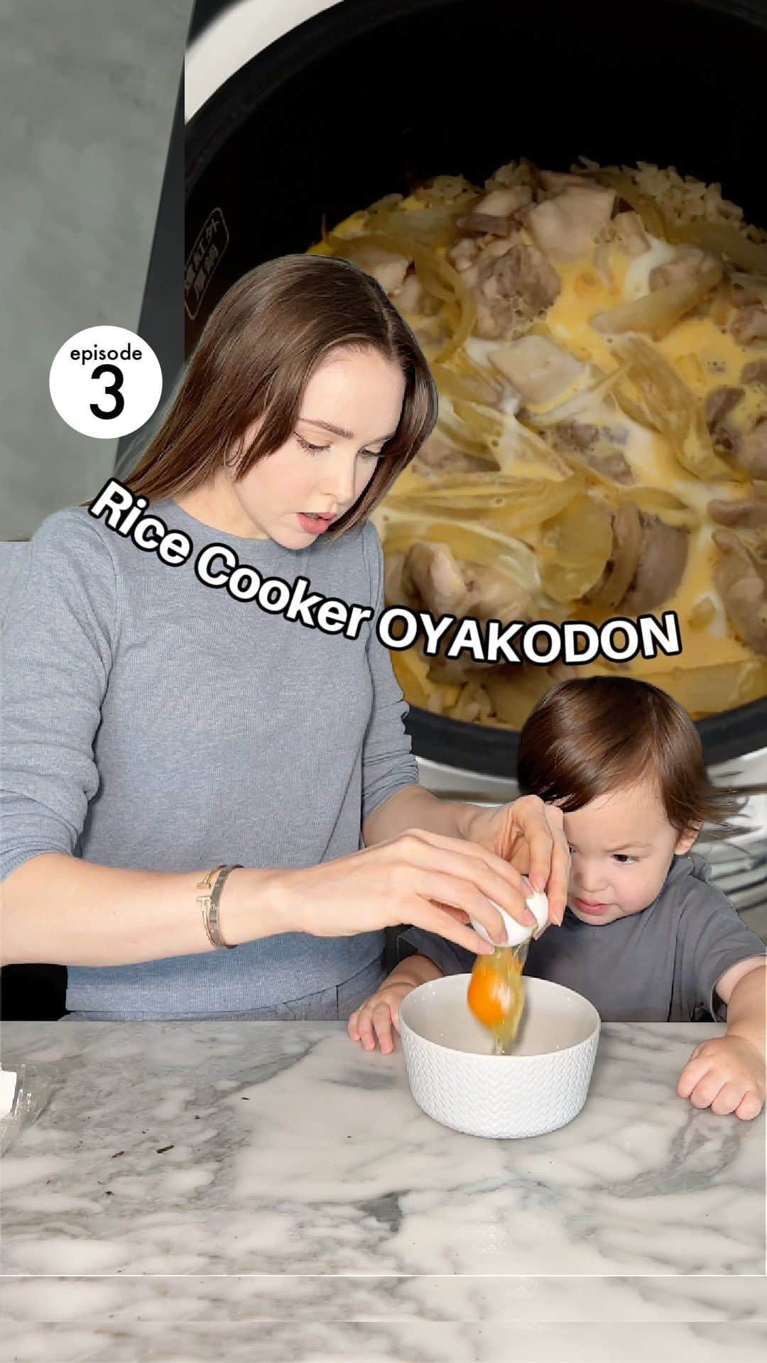 テイラーRのインスタグラム：「Doesn’t get easier than this! This isn’t traditional oyakodon but it’s just as delicious and comforting, and really just the perfect lazy recipe that my whole family loves. This is Easy Toddler-Approved Whole Family Recipes *Episode 3*, Rice Cooker Oyakodon (Japanese chicken & egg bowl)  Ingredients: *1 pack of chicken thighs (mine has 4 pieces at 400g) 1 onion marinade: *1 cup japanese short grain rice – wash and soaked  *1/2 of a white onion, sliced into wedges *1.5 tbsp coconut aminos (or soy sauce), chopped *1 tbsp mirin type (this has less alcohol, but you can also use regualr mirin or 1 tbsp of water mixed with 1/2 tsp sugar) *1 tsp brown sugar (or regular) *½ tbsp neutral oil *¼ cup water   Toppings: *2 eggs (beaten 80%) *1-2 green onion, sliced thinly  *seaweed, sliced thinly (optional) *mizuna (optional- it’s a Japanese mustard green that adds a nice peppery flavour) *sesame seeds *you can add hot sauce, or chilli too  Method 1. wash and soak your rice with water at leas 30 minutes before cooking 2. chop chicken thighs and onion 3. mix the coconut aminos (or soy sauce), mirin, sugar, and oil to make the marinade 4. pour marinade on top of onion and chicken, mix well 5. strain as much water as possible from the rice. 6. add the 1/4 cup of water to the rice, and then the chicken & onion mixture on top. 7. cook on the regular white rice setting 8. prepare your desired toppings and the eggs (beaten to 80%) 9. When the rice is done quickly add the eggs without letting too much steam escape. Let the steam cook the eggs for 2-5 minutes (depending on how well done you like your eggs) 10. Serve with your toppings. *stove top method in comments  #oyakodon #ricecookeroyakodon #wholefamilyrecipes #toddlerapprovedrecipes #whatmytoddlereats #toddlermealideas #wholefamilyrecipe #japanesechickeneggrice」