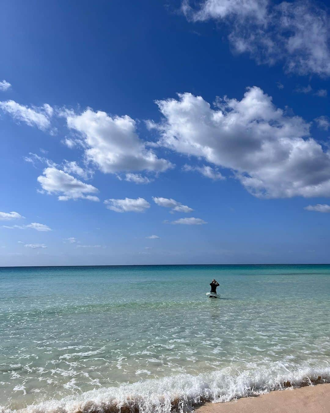 千波さんのインスタグラム写真 - (千波Instagram)「2023夏　#9  ただの思い出記録📝  ALOHA🍍 年に２回の家族旅行。 ３度目の宮古島 宮古の海最高すぎるーー！！🪸🐠🧜‍♀️  両親がシュノーケリングにハマってくれて、 母があまりにも無邪気に遊ぶのがとても嬉しくて、 毎年行くように。 動いて笑って刺激を受けて、 若返りと健康に良さそうな気がします🐠  ほぼ伊良部島で滞在。 ▷母お気に入りヤンバーガー🍔🍍 @yamburger.miyako  ▷渡口の浜は 母が、ここに骨を埋めてほしいって言うほど天国みたいで美しい🏖 ▷イラフSUIが安定 @iraph_sui  ▷行列のなかゆくい商店のサーターアンダギー ▷ドンピシャでお気に入りのカフェ ハロバケ  今回も行った🌵♡ @1lab_hellovacay_   シュノーケルスポットは結局中の島ビーチ、 これくらいの時期になると北の海は波が強くなるので 南の方で🐠  また来年も行けるように元気で✊ そして普段も2人仲良くしてください👨🏼‍🦳👩🏻  #宮古島旅行  #伊良部島 #家族旅行」10月18日 11時09分 - chinami19880612