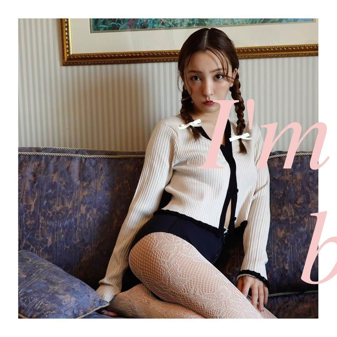 板野友美のインスタグラム：「New Collection 🩷  今日17時発売の　@rosyluce  バレエ🩰リボン🎀フラワー︎❁⃘ シリーズがとっても可愛い🧴🗝️  なんまいめ？  @rosyluce」