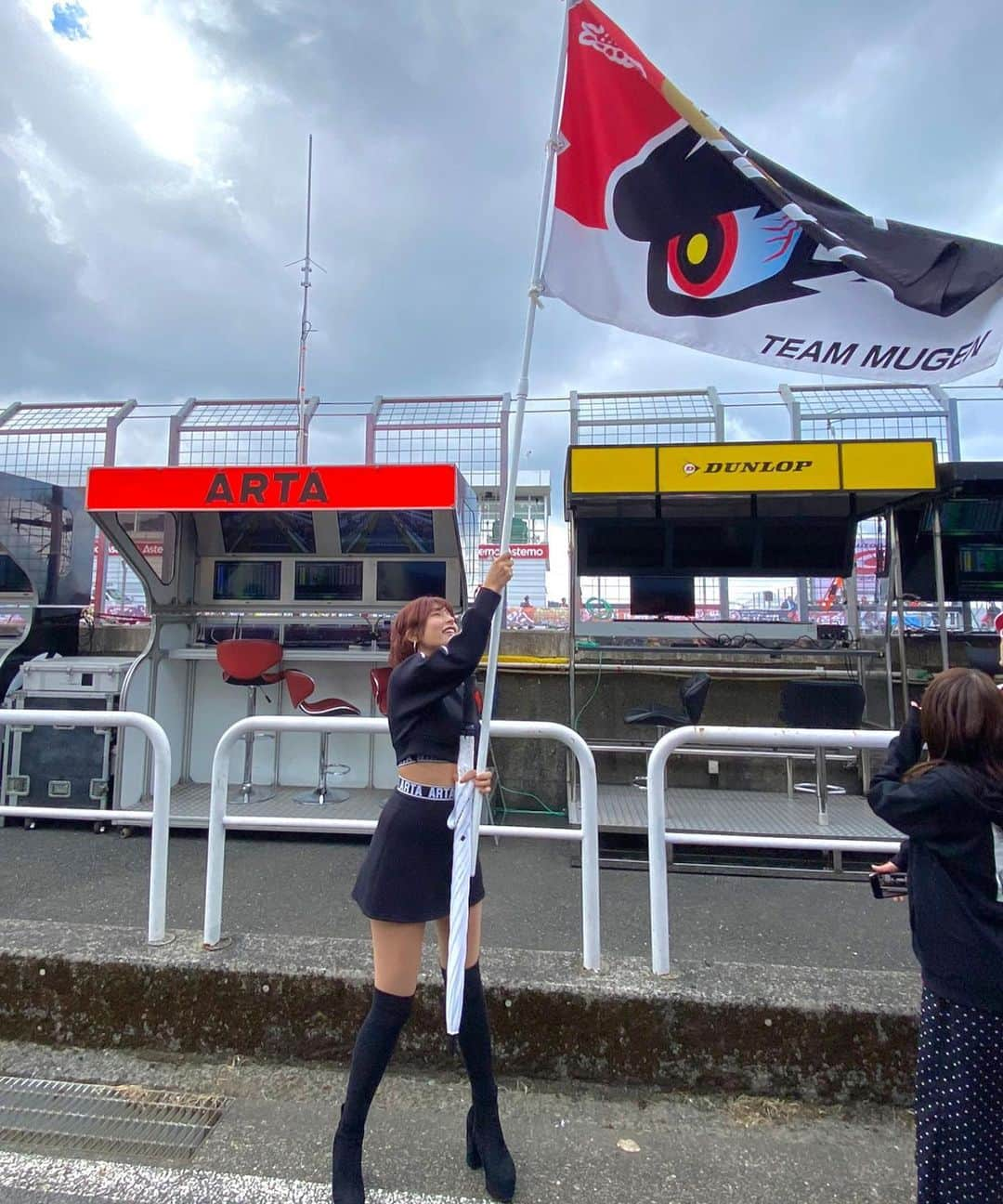 藤井マリーさんのインスタグラム写真 - (藤井マリーInstagram)「#SUPERGT Rd.7 大分オートポリス🐴  九州での450kmレースは初🏁 限界を超える全力最速右回り➰➰  🛞ARTA MUGEN NSX-GT  8号車▷予選 10位 決勝リタイア 16号車▷予選 1位🥇 決勝 2位🥈  Rd.5 鈴鹿は16号車、Rd.6 菅生では8号車が 見事ポールトゥウィンを飾り勢いのあるARTA🖤  なんとRd.7 オートポリスでも 見事16号車がポールポジションを獲得しました👏❤️‍🔥  チームとしては３戦連続のポールポジションという快挙！ その勢いのまま３連勝を目指し走り出した決勝🏁  8号車は前日の公式練習中にマシンが壊れてしまい 一時は予選も出られるのかと不安な空気が漂う中 メカニックさんの力により見事予選に出走😭！！  短時間でマシンをつくりあげてくださったチームの底力に名門チームであることを改めて実感しました、、！！ 元の状態に戻すことは難しい中で、新たに作り上げられた車。 今までとは全く違うマシンとなりその中で予選決勝共にベストを尽くし挑みましたが車両トラブルによりリタイアとなりました😭😭  16号車はポールポジションからスタートし一時は独走状態となりましたが、FCY導入やピット作業を行いじわじわとレース展開が変わりそうな雰囲気が漂いはじめました。  ピット作業を問題なく終えコースに復帰した際に２台に先を許してしまいましたが、その車両も追い抜き再びトップに返り咲きました🌸👏  ラップタイムの調子が良いライバル達が先頭にじわじわと近づく中、先頭を守り続けていましたが、必死のブロックも虚しく残り10周で抜かれてしまい2位へ。 3位のマシンも真後ろに迫り一瞬も気が抜けないハードな争い中で必死に守り抜き、2位チェッカー🏁  まさにデットヒート。熱いバトルが繰り広げられたレースとなりました！ ２台ともに違う悔しさが残るレースとなりましたが、16号車は2位を獲得にシリーズチャンピオンの可能性を残したまま最終戦に挑むこととなりました！  泣いても笑っても次戦が今シーズン最後のラストレース。 そして私にとっても、最後のSUPERGTになります。  チームがベストパフォーマンスを発揮できる最高のレースになりますように！祈るばかりではありますが、悔いの残らないように全力で応援してまいります🔥🔥  最終戦もARTAへの応援をよろしくお願いします！！  #ARTA #ARTAGALS #AUTOBACS #オートバックス #HONDA #無限 #MUGEN #モータースポーツ #motorsport   定期プロフィール🥀  #レースクイーンオブザイヤー  #レースクイーン大賞 受賞 #砂時計くびれ #レースクイーン #グラビアアイドル  #骨格ストレート #ショートカット #instagood #japanesegirl #藤井マリー」10月18日 11時23分 - fujimary_6