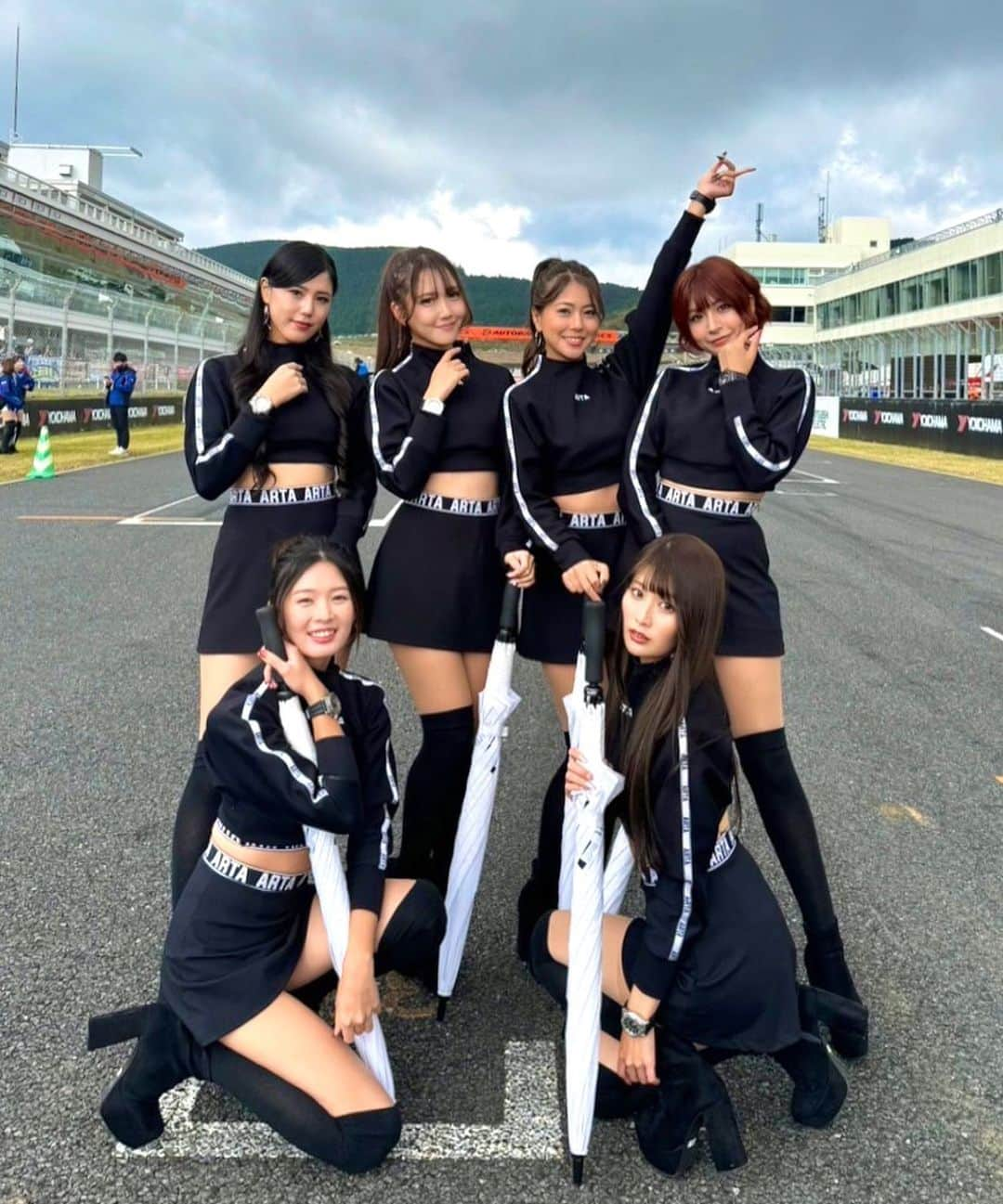 藤井マリーさんのインスタグラム写真 - (藤井マリーInstagram)「#SUPERGT Rd.7 大分オートポリス🐴  九州での450kmレースは初🏁 限界を超える全力最速右回り➰➰  🛞ARTA MUGEN NSX-GT  8号車▷予選 10位 決勝リタイア 16号車▷予選 1位🥇 決勝 2位🥈  Rd.5 鈴鹿は16号車、Rd.6 菅生では8号車が 見事ポールトゥウィンを飾り勢いのあるARTA🖤  なんとRd.7 オートポリスでも 見事16号車がポールポジションを獲得しました👏❤️‍🔥  チームとしては３戦連続のポールポジションという快挙！ その勢いのまま３連勝を目指し走り出した決勝🏁  8号車は前日の公式練習中にマシンが壊れてしまい 一時は予選も出られるのかと不安な空気が漂う中 メカニックさんの力により見事予選に出走😭！！  短時間でマシンをつくりあげてくださったチームの底力に名門チームであることを改めて実感しました、、！！ 元の状態に戻すことは難しい中で、新たに作り上げられた車。 今までとは全く違うマシンとなりその中で予選決勝共にベストを尽くし挑みましたが車両トラブルによりリタイアとなりました😭😭  16号車はポールポジションからスタートし一時は独走状態となりましたが、FCY導入やピット作業を行いじわじわとレース展開が変わりそうな雰囲気が漂いはじめました。  ピット作業を問題なく終えコースに復帰した際に２台に先を許してしまいましたが、その車両も追い抜き再びトップに返り咲きました🌸👏  ラップタイムの調子が良いライバル達が先頭にじわじわと近づく中、先頭を守り続けていましたが、必死のブロックも虚しく残り10周で抜かれてしまい2位へ。 3位のマシンも真後ろに迫り一瞬も気が抜けないハードな争い中で必死に守り抜き、2位チェッカー🏁  まさにデットヒート。熱いバトルが繰り広げられたレースとなりました！ ２台ともに違う悔しさが残るレースとなりましたが、16号車は2位を獲得にシリーズチャンピオンの可能性を残したまま最終戦に挑むこととなりました！  泣いても笑っても次戦が今シーズン最後のラストレース。 そして私にとっても、最後のSUPERGTになります。  チームがベストパフォーマンスを発揮できる最高のレースになりますように！祈るばかりではありますが、悔いの残らないように全力で応援してまいります🔥🔥  最終戦もARTAへの応援をよろしくお願いします！！  #ARTA #ARTAGALS #AUTOBACS #オートバックス #HONDA #無限 #MUGEN #モータースポーツ #motorsport   定期プロフィール🥀  #レースクイーンオブザイヤー  #レースクイーン大賞 受賞 #砂時計くびれ #レースクイーン #グラビアアイドル  #骨格ストレート #ショートカット #instagood #japanesegirl #藤井マリー」10月18日 11時23分 - fujimary_6