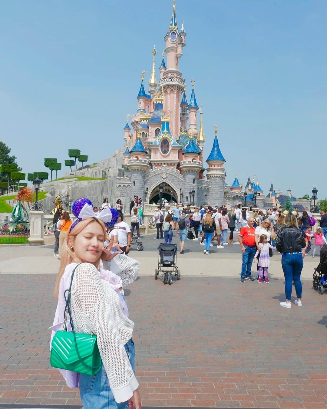 入山杏奈さんのインスタグラム写真 - (入山杏奈Instagram)「🐭🏰💖  Subo las fotos de paris de repente (fui hace 5 meses) porque hoy me voy de viaje y me di cuenta que no las había subido 😂 creo igual subiré las historias si me siguen dando ganas… pues hay que aprovechar que el vuelo está atrasado 😮‍💨✈️  今更5ヶ月も前の写真を... なぜなら旅に出るのです。出るのに、まだパリの写真をあげてないことに気がついたのです...。 パリディズニーにキラキラだった蚤の市、いくつ食べたかわからないクロワッサンに念願だったルーヴル美術館と映画アメリのロケ地モンマルトル、朝の街並み、エッフェル塔🇫🇷 楽しかったな〜。いつかまた！！」10月18日 11時23分 - iamannairiyama