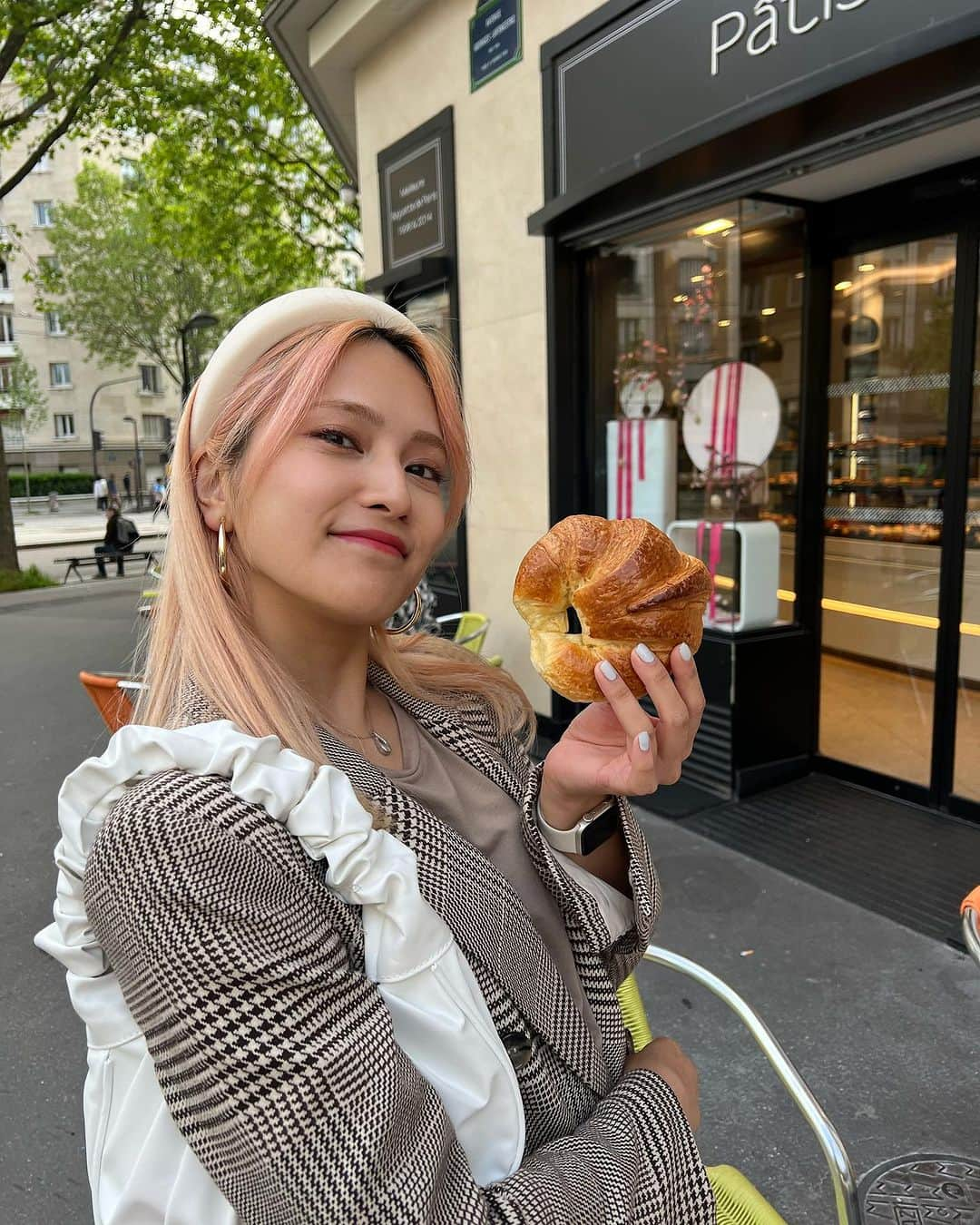 入山杏奈さんのインスタグラム写真 - (入山杏奈Instagram)「🐭🏰💖  Subo las fotos de paris de repente (fui hace 5 meses) porque hoy me voy de viaje y me di cuenta que no las había subido 😂 creo igual subiré las historias si me siguen dando ganas… pues hay que aprovechar que el vuelo está atrasado 😮‍💨✈️  今更5ヶ月も前の写真を... なぜなら旅に出るのです。出るのに、まだパリの写真をあげてないことに気がついたのです...。 パリディズニーにキラキラだった蚤の市、いくつ食べたかわからないクロワッサンに念願だったルーヴル美術館と映画アメリのロケ地モンマルトル、朝の街並み、エッフェル塔🇫🇷 楽しかったな〜。いつかまた！！」10月18日 11時23分 - iamannairiyama