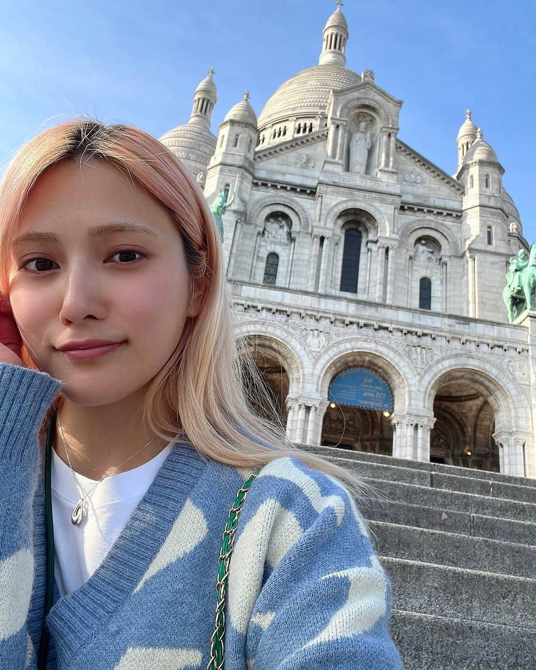 入山杏奈さんのインスタグラム写真 - (入山杏奈Instagram)「🐭🏰💖  Subo las fotos de paris de repente (fui hace 5 meses) porque hoy me voy de viaje y me di cuenta que no las había subido 😂 creo igual subiré las historias si me siguen dando ganas… pues hay que aprovechar que el vuelo está atrasado 😮‍💨✈️  今更5ヶ月も前の写真を... なぜなら旅に出るのです。出るのに、まだパリの写真をあげてないことに気がついたのです...。 パリディズニーにキラキラだった蚤の市、いくつ食べたかわからないクロワッサンに念願だったルーヴル美術館と映画アメリのロケ地モンマルトル、朝の街並み、エッフェル塔🇫🇷 楽しかったな〜。いつかまた！！」10月18日 11時23分 - iamannairiyama