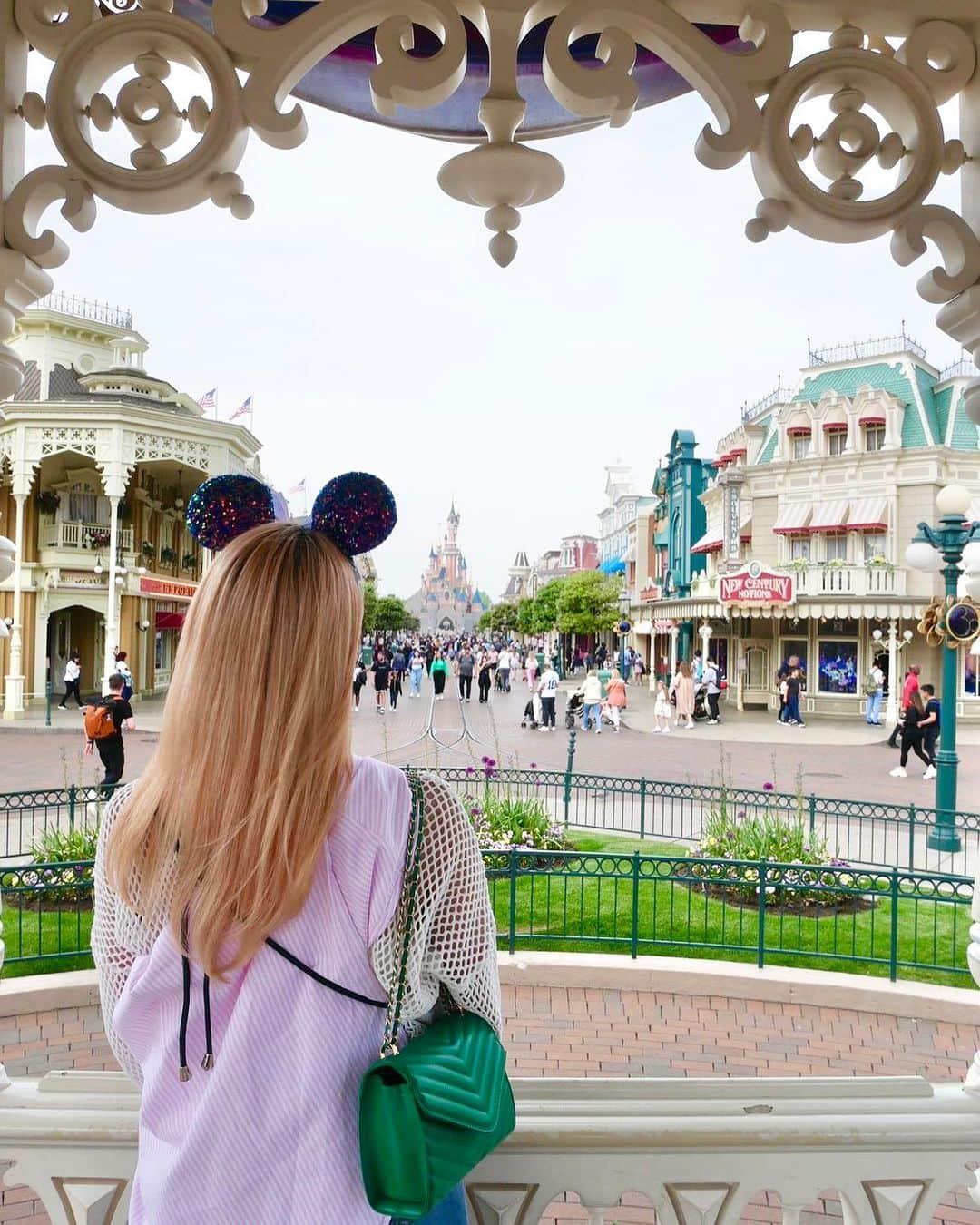 入山杏奈さんのインスタグラム写真 - (入山杏奈Instagram)「🐭🏰💖  Subo las fotos de paris de repente (fui hace 5 meses) porque hoy me voy de viaje y me di cuenta que no las había subido 😂 creo igual subiré las historias si me siguen dando ganas… pues hay que aprovechar que el vuelo está atrasado 😮‍💨✈️  今更5ヶ月も前の写真を... なぜなら旅に出るのです。出るのに、まだパリの写真をあげてないことに気がついたのです...。 パリディズニーにキラキラだった蚤の市、いくつ食べたかわからないクロワッサンに念願だったルーヴル美術館と映画アメリのロケ地モンマルトル、朝の街並み、エッフェル塔🇫🇷 楽しかったな〜。いつかまた！！」10月18日 11時23分 - iamannairiyama