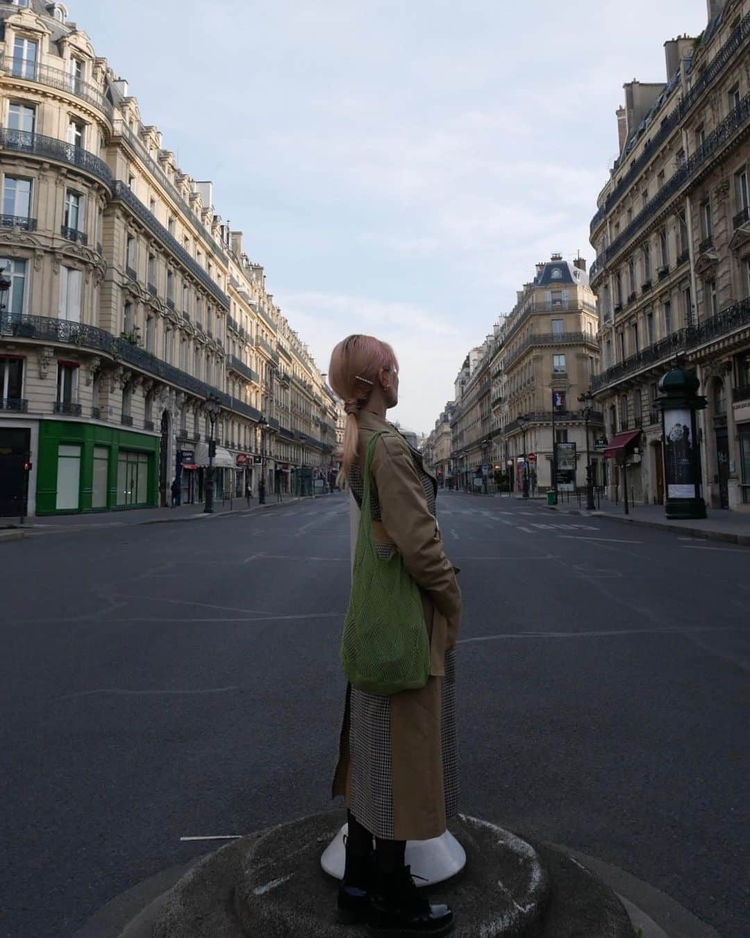 入山杏奈さんのインスタグラム写真 - (入山杏奈Instagram)「🐭🏰💖  Subo las fotos de paris de repente (fui hace 5 meses) porque hoy me voy de viaje y me di cuenta que no las había subido 😂 creo igual subiré las historias si me siguen dando ganas… pues hay que aprovechar que el vuelo está atrasado 😮‍💨✈️  今更5ヶ月も前の写真を... なぜなら旅に出るのです。出るのに、まだパリの写真をあげてないことに気がついたのです...。 パリディズニーにキラキラだった蚤の市、いくつ食べたかわからないクロワッサンに念願だったルーヴル美術館と映画アメリのロケ地モンマルトル、朝の街並み、エッフェル塔🇫🇷 楽しかったな〜。いつかまた！！」10月18日 11時23分 - iamannairiyama