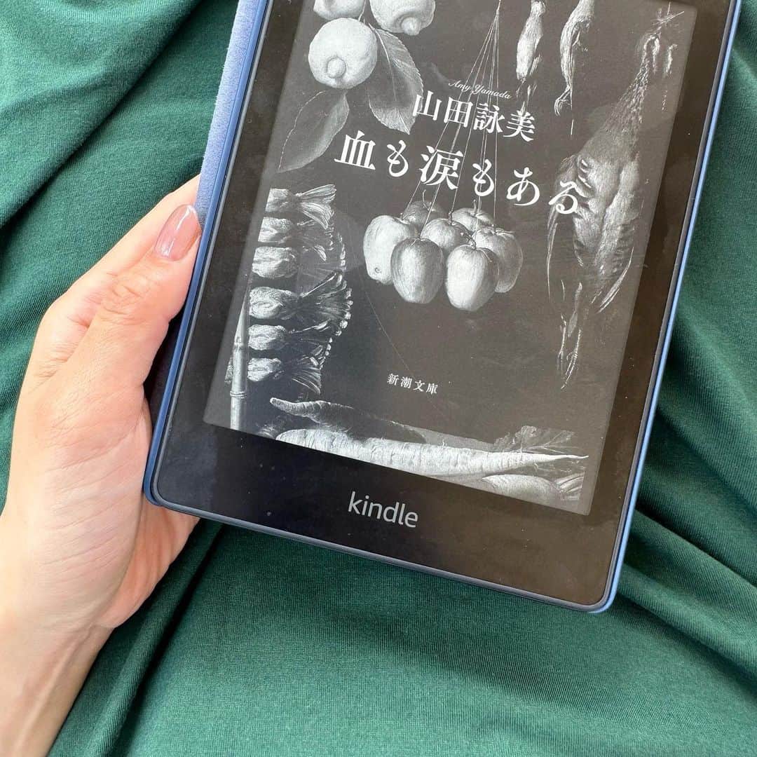 良原安美さんのインスタグラム写真 - (良原安美Instagram)「📕  3冊とも一気読み。 それぞれ雰囲気が違って、 とても面白かった！  #仮釈放#吉村昭  無期懲役で服役していた主人公が、 仮釈放される話。  読んでいる最中、 目頭が熱くなる瞬間が 何度かあって、 主人公に抱く感情が、 哀れみなのか、同情なのか、 この感情はなに？と。  読後も書かれていない 主人公のその後を 想像して、余韻が残る1冊でした！  #血も涙もある#山田詠美  人間関係っておもしろい。 そして、時に、こわい。  #成瀬は天下を取りにいく #宮島未奈   話題作ですよね。 主人公成瀬に愛着が湧いて湧いて！ あー成瀬が近くにいたら、 絶対に友だちになりたい。  #読書録」10月18日 11時25分 - yoshiharaami