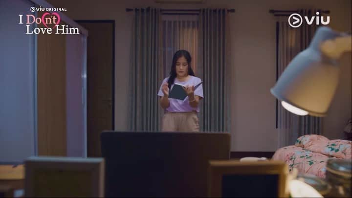 Prilly Latuconsinaのインスタグラム：「Karir mendadak hancur gara-gara skandal, Kayna justru dapat kesempatan dari perusahaan yang dulu sering ia tolak. Waduh 😬  Selengkapnya nonton episode 1 series Viu Original I Do(n’t) Love Him, TAYANG MULAI HARI INI (18/10) hanya di Viu!  @cinta_brian @demarellementari @gemiinastiti @larassardi @cathyfakandi @bukiegn @amelcarla @richardivanderr @uniquepriscillamauretha @fero_walandouw @gilbert_pattiruhu  #Viu #IDontLoveHim #IDontLoveHimSeries」