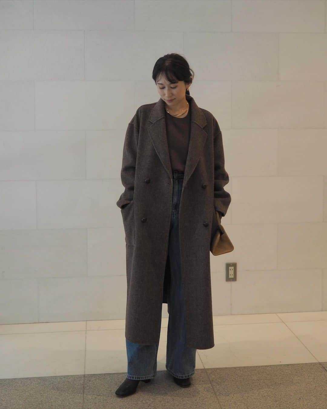 yuのインスタグラム：「@na.e_official Reversible Wool Coat_Brown 10.18(wed) 21:00 ・ 普段無地のコートばかり着るんだけど珍しく柄コートに心奪われた🥺 ヘリンボーンとチェックのリバーシブルで2度美味しいやつ🫶🏻 ・ ・ #nae_reversiblewoolcoat #nae_crewneckknit #nae_wideloosejeans ・ ・ #outfit#nae_153cm#153cm #大人カジュアル#ウールコート #骨格ストレート#30代コーデ #低身長コーデ#ママコーデ」