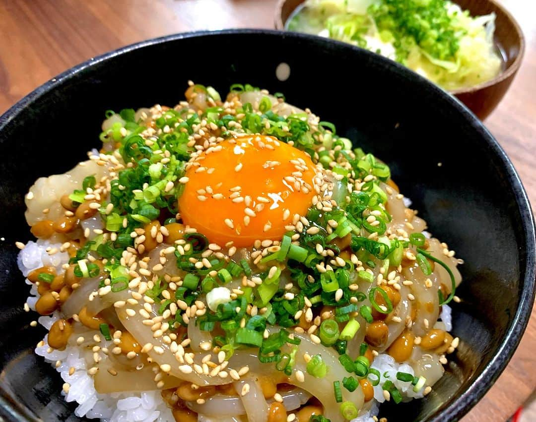 省吾のインスタグラム：「今日の朝飯☀️  諸磯で釣って来たアオリイカの刺身を 温度、水分を徹底管理して 最高の状態まで旨味を引き出したった🤣  納豆は、俺の大好きな『くめ納豆』で 贅沢イカ納豆を作ったよ  米はメスティンでガス炊きご飯😊 （メスティン炊きもう完璧にマスターしたな…） 味噌汁はこれも 俺の好きなキャベツ卵で😆  さぁ〜 モリモリ食って バリバリ働こう‼️」