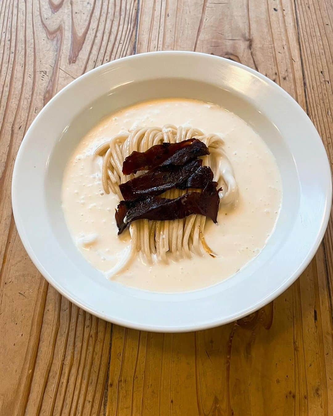 河原秀登さんのインスタグラム写真 - (河原秀登Instagram)「上に乗せた松茸はトリュフオイルでコンフィしたものをトッピング。🍜混ぜ麺のベースは豆乳、昆布、マッシュルームをエスプーマ状にしました。🍜麺はグルテンフリーのあきたこまちの全粒粉を使いました99麺。ヴィーガン対応の商品になります。アムステルダムvattenramenで限定30杯です。現地でいいトリュフあればさらに上からかけます🍜#秀ちゃんラーメン#初代秀ちゃん#博多だるま#だるまラーメン#吉塚だるま#箱崎だるま#扇屋#福岡#博多#豚骨#麺スタグラム#hidechanramen#daruma#michelin#bibgourmand#yelp#no1#tottoramen#thekashiwaramen#vattenramen#sakuraramen#하카타 #후쿠오카 #맛집 #라면 #관광 #맛있는 #돼지뼈라면 #미슐랭#명태자」10月18日 11時36分 - hidechan1223