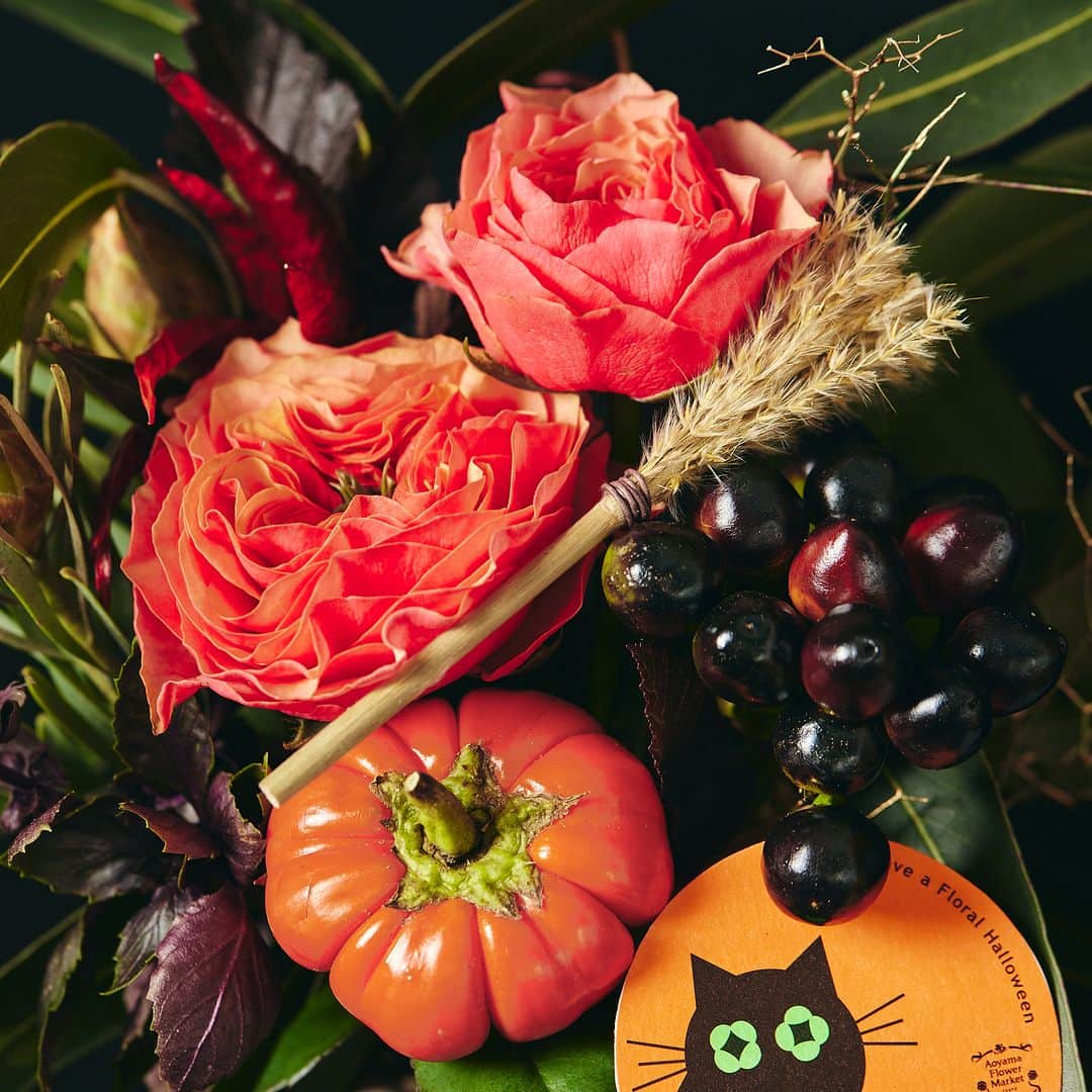 青山フラワーマーケットさんのインスタグラム写真 - (青山フラワーマーケットInstagram)「10月といえばハロウィン。  秋の収穫に感謝し、先祖を迎えるヨーロッパ発祥のお祭りですが、日本でも秋のイベントとしておなじみとなりました。  幸福を願うWreath（リース）もハロウィンらしい素材、カラーでご用意しています。  黒猫やおばけのモチーフのタグを使ったり、ススキを魔女のほうきに見立てたハロウィンらしい小物を使ったアレンジメントやブーケも♪  お部屋をハロウィンカラー＆モチーフの花やリースで彩って、季節のお祭りをお楽しみください。  ※店舗によってリースは多種多様なので、お好みのデザインを見つけて季節のお祭りをお楽しみください。  お近くの店舗はプロフィールのリンクよりご覧ください。  オンラインショップでも ハロウィンリース KH-1M（写真　4-5枚目）や ハロウィンギフトブーケ（写真　6-7枚目）などを ご用意しています。  遠方の方へ、季節の贈り物にもどうぞ。  #花のある暮らし #花のある日常 #花を楽しむ #花　#青山フラワーマーケット #ハロウィン #ハッピーハロウィン #ハロウィンリース #リース #ブーケ #パンプキン #おばけ #魔女 #かぼちゃ #👻 #🎃 #🧹 #🧙‍♀️ #🐈‍⬛ #aoyamaflowermarket #Halloween #HappyHalloween」10月18日 11時45分 - aoyamaflowermarket