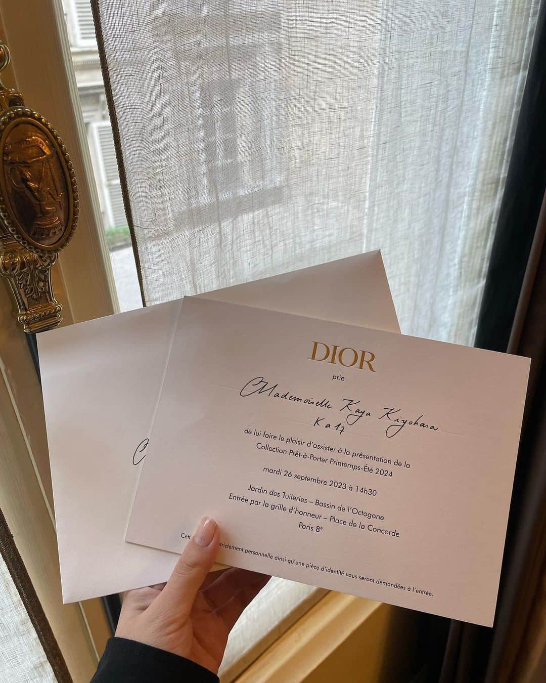 清原果耶のインスタグラム：「先日、 DIOR 2024年春夏コレクションのショーに ご招待いただきました。 ⁡ La Galerie Diorにて Diorの歴史を教えていただいてから拝見するお洋服たちは、より一層魅力的で 袖を通すと背中を押してくれるような力強さを感じました。 ⁡ 初めてだらけの旅だったけれど 素敵なスタッフの皆さまのおかげで、 とても充実した日々を過ごせました。 感謝感謝です。 ⁡ 最後の写真は マネージャーさんが撮ってくれた 眩しい顔の私、、☺︎ ⁡ . #DiorSS24 #SupportedByDior」