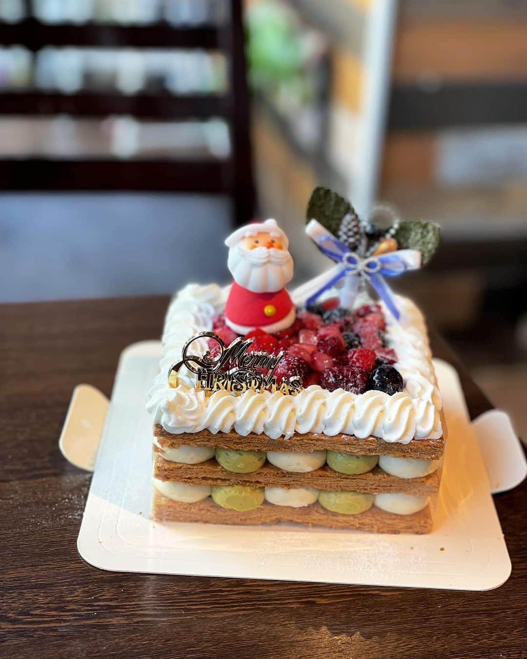 リスカフェさんのインスタグラム写真 - (リスカフェInstagram)「ひと足先にcake.jpさんで クリスマスケーキの販売を開始しております。  お店まで受け取りに来れないお客様是非ともご利用ください。 冷凍でのお届けのため解凍まで3時間ほどかかります。 カットは半解凍ですると綺麗にカットできます😊 ナイフをお湯などで温めてすると断面が綺麗になります。  Xmasピスタチオミルフィーユ4号サイズ12センチ  #クリスマス #クリスマスケーキ #ミルフィーユ #ピスタチオ」10月18日 11時54分 - res_cafe