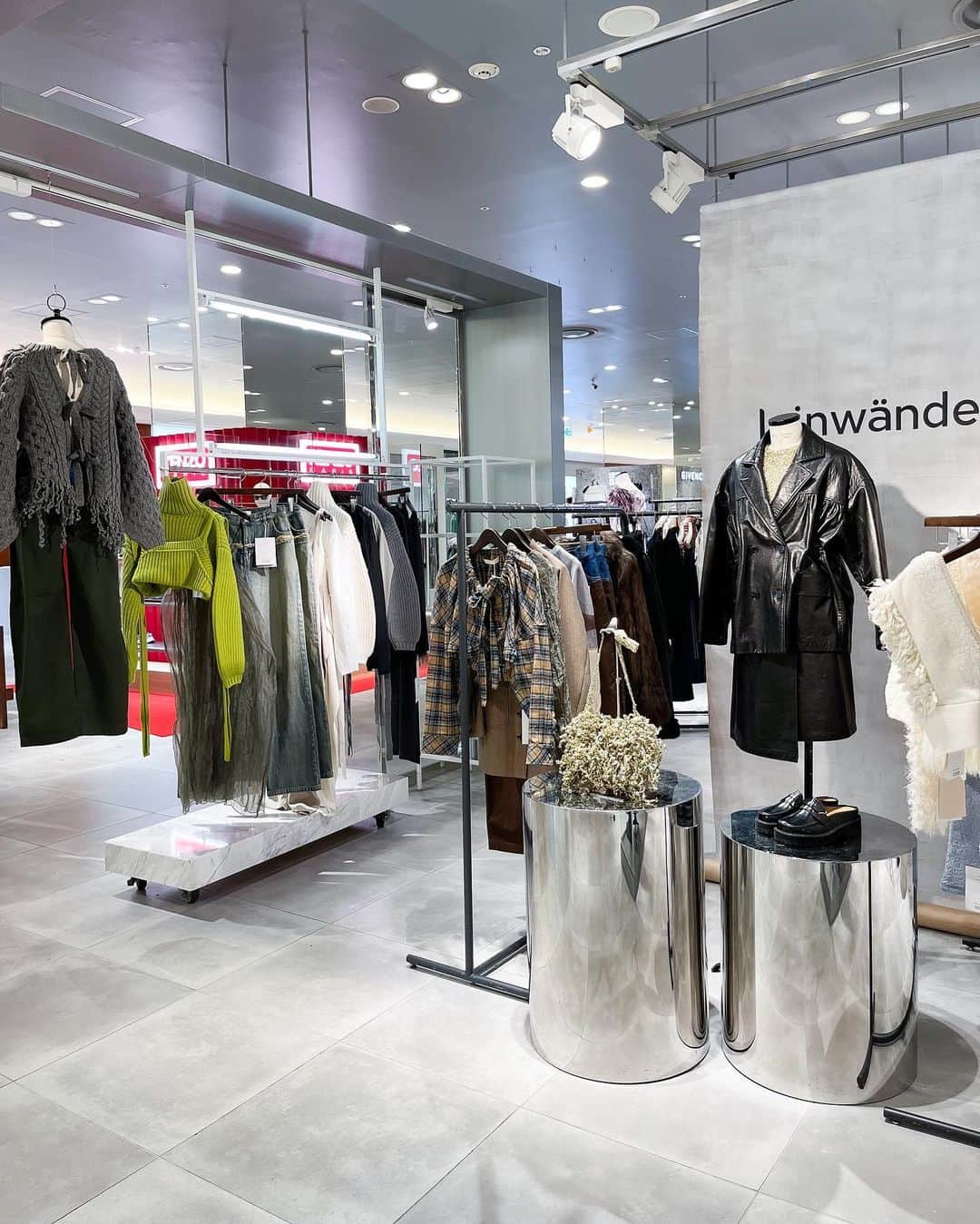 HANKYU.MODEさんのインスタグラム写真 - (HANKYU.MODEInstagram)「. 𝙇𝙀𝙄𝙉𝙒𝘼𝙉𝘿𝙀 𝙋𝙊𝙋 𝙐𝙋 𝙎𝙏𝙊𝙍𝙀 Until 10/24 At 3F D-LAB  「leinwände」23AW Collectionを一堂に展開する関西地区初のPOPUP STOREを開催中。 ロンドン在住の日本人デザイナーによって設立され、「大人のワードローブに加える一着」をコンセプトに、洗練されたエロティシズムと対照的な無骨さを組み合わせ、遊び心あるリアルクローズへと落とし込むファッションブランド。 ワークベースのアイテムをメインに、ファームの雰囲気を感じさせるアイテムをモダンに昇華し、泥臭いムードと優しいムードを適度に散りばめながらも現代のエレガントな女性のためのコレクションが登場。  Page1 ジャケット　110,000円 トップス　30,800円 スカート　66,000円  Page3 バッグ　38,500円 ローファー　49,500円  Page4 グローブ　19,800円 ベスト　30,800円  Page7 ニット　44,000円  Page8 ニット　33,000円 トップス　27,500円 スカート　26,400円 ドレス　35,200円  Page9 ニット　33,000円 チュールドレス　38,500円 パンツ　44,000円  #leinwande #leinwände #ラインヴァンド #hankyumode #hankyu #阪急うめだ本店 #阪急本店 #うめはん #ファッション  #hankyumode23aw #hankyumode23awwear」10月18日 11時55分 - hankyumode