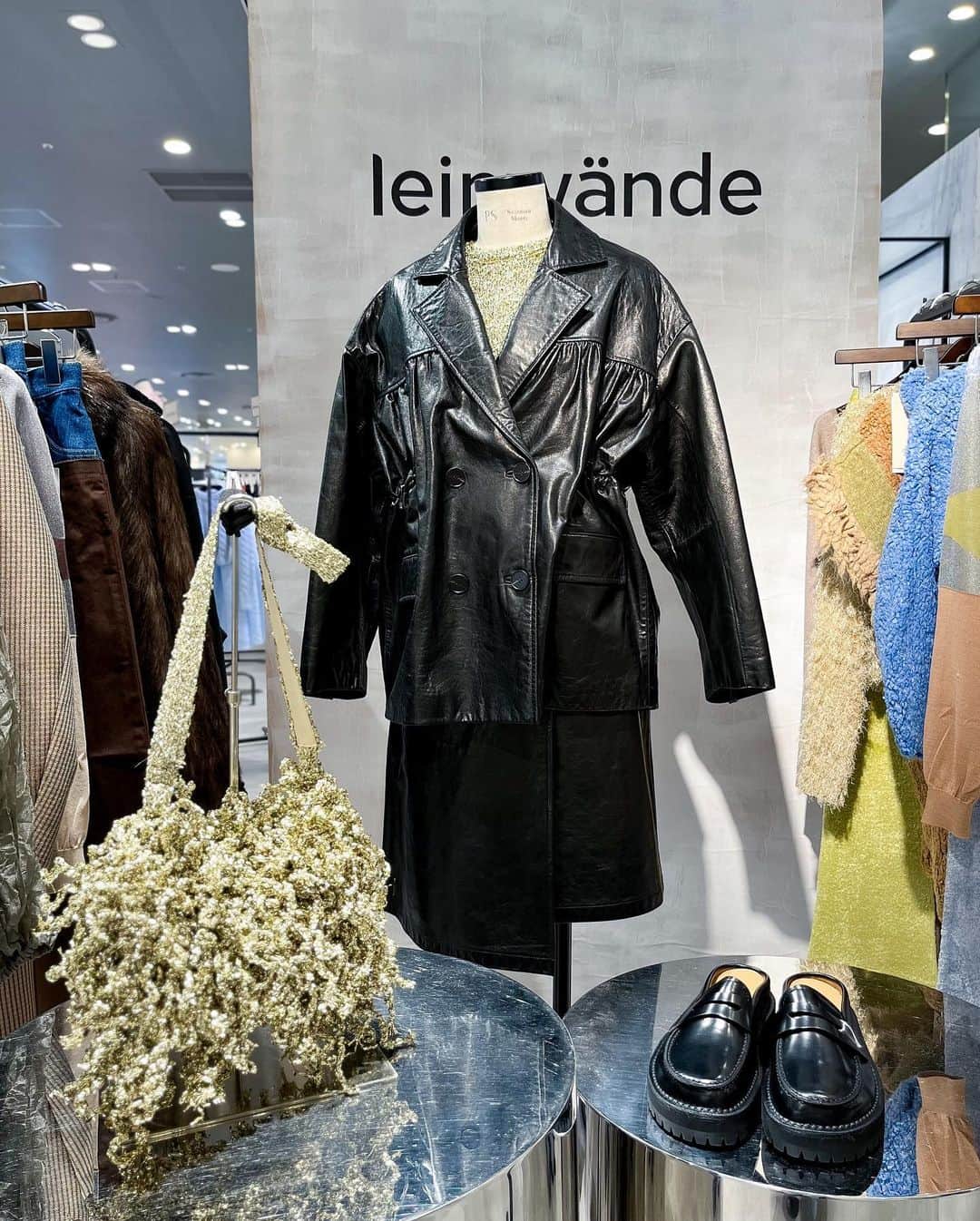HANKYU.MODEさんのインスタグラム写真 - (HANKYU.MODEInstagram)「. 𝙇𝙀𝙄𝙉𝙒𝘼𝙉𝘿𝙀 𝙋𝙊𝙋 𝙐𝙋 𝙎𝙏𝙊𝙍𝙀 Until 10/24 At 3F D-LAB  「leinwände」23AW Collectionを一堂に展開する関西地区初のPOPUP STOREを開催中。 ロンドン在住の日本人デザイナーによって設立され、「大人のワードローブに加える一着」をコンセプトに、洗練されたエロティシズムと対照的な無骨さを組み合わせ、遊び心あるリアルクローズへと落とし込むファッションブランド。 ワークベースのアイテムをメインに、ファームの雰囲気を感じさせるアイテムをモダンに昇華し、泥臭いムードと優しいムードを適度に散りばめながらも現代のエレガントな女性のためのコレクションが登場。  Page1 ジャケット　110,000円 トップス　30,800円 スカート　66,000円  Page3 バッグ　38,500円 ローファー　49,500円  Page4 グローブ　19,800円 ベスト　30,800円  Page7 ニット　44,000円  Page8 ニット　33,000円 トップス　27,500円 スカート　26,400円 ドレス　35,200円  Page9 ニット　33,000円 チュールドレス　38,500円 パンツ　44,000円  #leinwande #leinwände #ラインヴァンド #hankyumode #hankyu #阪急うめだ本店 #阪急本店 #うめはん #ファッション  #hankyumode23aw #hankyumode23awwear」10月18日 11時55分 - hankyumode