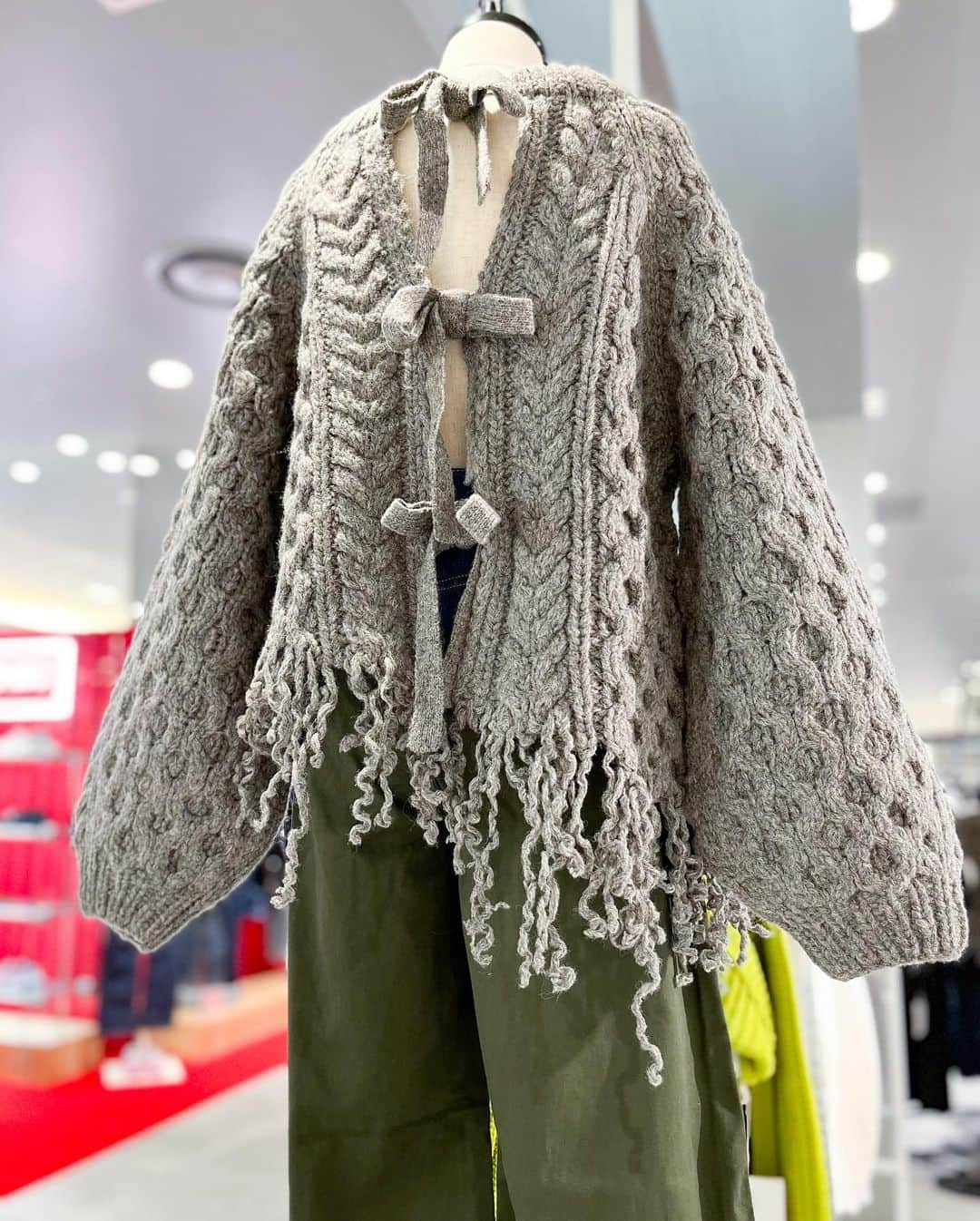 HANKYU.MODEさんのインスタグラム写真 - (HANKYU.MODEInstagram)「. 𝙇𝙀𝙄𝙉𝙒𝘼𝙉𝘿𝙀 𝙋𝙊𝙋 𝙐𝙋 𝙎𝙏𝙊𝙍𝙀 Until 10/24 At 3F D-LAB  「leinwände」23AW Collectionを一堂に展開する関西地区初のPOPUP STOREを開催中。 ロンドン在住の日本人デザイナーによって設立され、「大人のワードローブに加える一着」をコンセプトに、洗練されたエロティシズムと対照的な無骨さを組み合わせ、遊び心あるリアルクローズへと落とし込むファッションブランド。 ワークベースのアイテムをメインに、ファームの雰囲気を感じさせるアイテムをモダンに昇華し、泥臭いムードと優しいムードを適度に散りばめながらも現代のエレガントな女性のためのコレクションが登場。  Page1 ジャケット　110,000円 トップス　30,800円 スカート　66,000円  Page3 バッグ　38,500円 ローファー　49,500円  Page4 グローブ　19,800円 ベスト　30,800円  Page7 ニット　44,000円  Page8 ニット　33,000円 トップス　27,500円 スカート　26,400円 ドレス　35,200円  Page9 ニット　33,000円 チュールドレス　38,500円 パンツ　44,000円  #leinwande #leinwände #ラインヴァンド #hankyumode #hankyu #阪急うめだ本店 #阪急本店 #うめはん #ファッション  #hankyumode23aw #hankyumode23awwear」10月18日 11時55分 - hankyumode