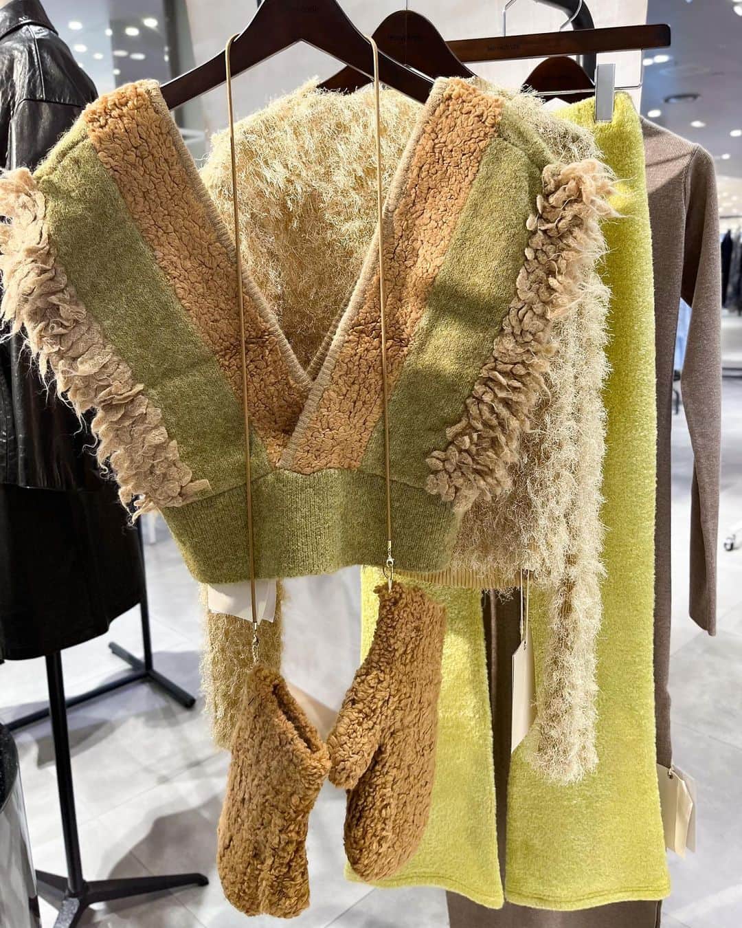 HANKYU.MODEさんのインスタグラム写真 - (HANKYU.MODEInstagram)「. 𝙇𝙀𝙄𝙉𝙒𝘼𝙉𝘿𝙀 𝙋𝙊𝙋 𝙐𝙋 𝙎𝙏𝙊𝙍𝙀 Until 10/24 At 3F D-LAB  「leinwände」23AW Collectionを一堂に展開する関西地区初のPOPUP STOREを開催中。 ロンドン在住の日本人デザイナーによって設立され、「大人のワードローブに加える一着」をコンセプトに、洗練されたエロティシズムと対照的な無骨さを組み合わせ、遊び心あるリアルクローズへと落とし込むファッションブランド。 ワークベースのアイテムをメインに、ファームの雰囲気を感じさせるアイテムをモダンに昇華し、泥臭いムードと優しいムードを適度に散りばめながらも現代のエレガントな女性のためのコレクションが登場。  Page1 ジャケット　110,000円 トップス　30,800円 スカート　66,000円  Page3 バッグ　38,500円 ローファー　49,500円  Page4 グローブ　19,800円 ベスト　30,800円  Page7 ニット　44,000円  Page8 ニット　33,000円 トップス　27,500円 スカート　26,400円 ドレス　35,200円  Page9 ニット　33,000円 チュールドレス　38,500円 パンツ　44,000円  #leinwande #leinwände #ラインヴァンド #hankyumode #hankyu #阪急うめだ本店 #阪急本店 #うめはん #ファッション  #hankyumode23aw #hankyumode23awwear」10月18日 11時55分 - hankyumode