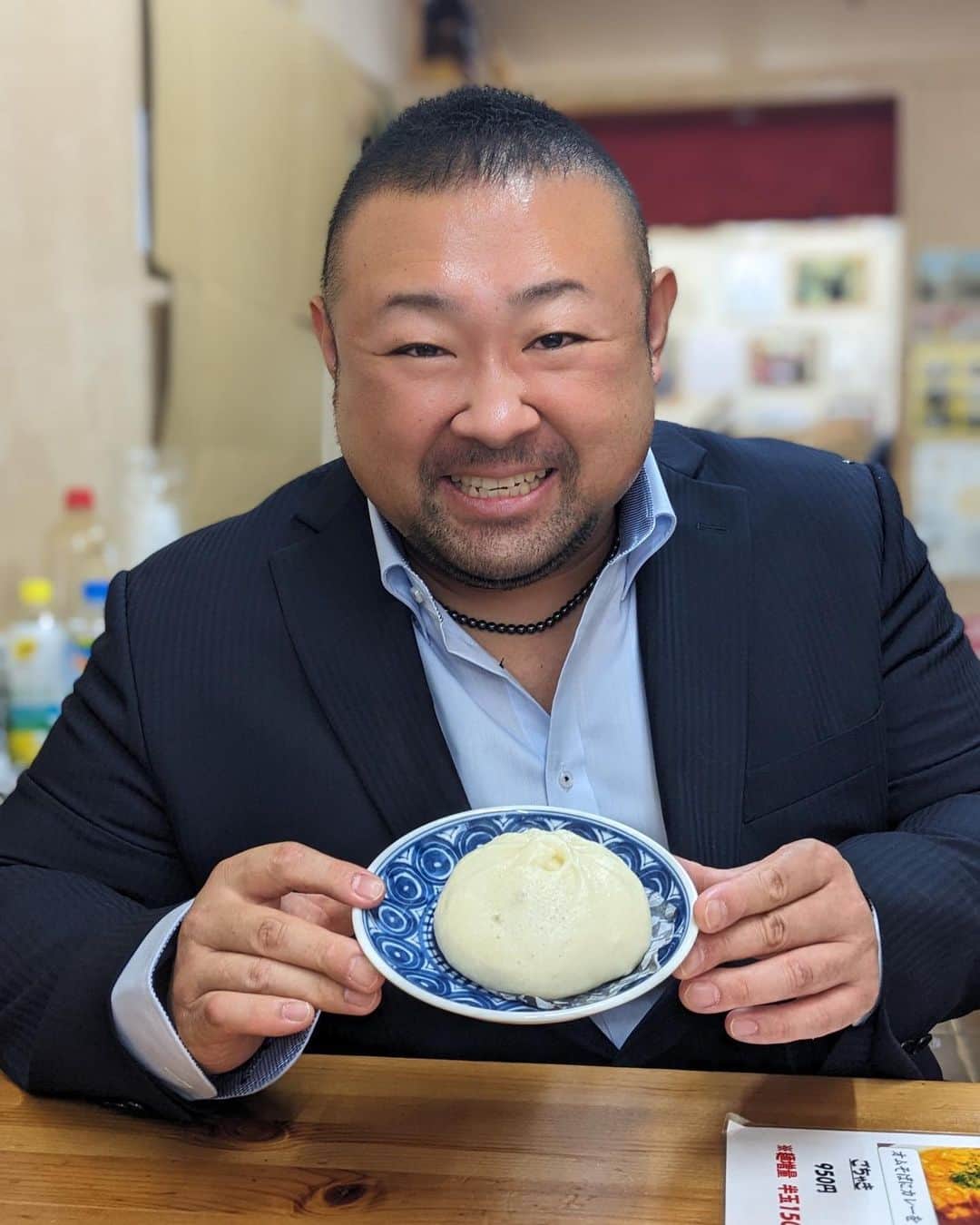 脇知弘さんのインスタグラム写真 - (脇知弘Instagram)「『まことや』さんに川越まつり限定で取り寄せをしていた『レックス・ベリー』さんの もんじゃまん😍 頂いちゃいました🤩🤩🤩  饅頭にもんじゃ‼️ この発想だけでもインパクトあるのに 味も生姜が効いていて意外にもあっさりとして 食べやすく、すごく美味しくて 何個でも食べれちゃいそうでした😆  普段は浅草で食べることが出来ますので みなさんにもぜひ食べて欲しい一品です🫡  #脇知弘#川越まつり#小江戸川越観光グルメ大使#まことや#レックスベリー#もんじゃまん#浅草#食べて欲しい#食べ歩き」10月18日 11時55分 - t_waki_at