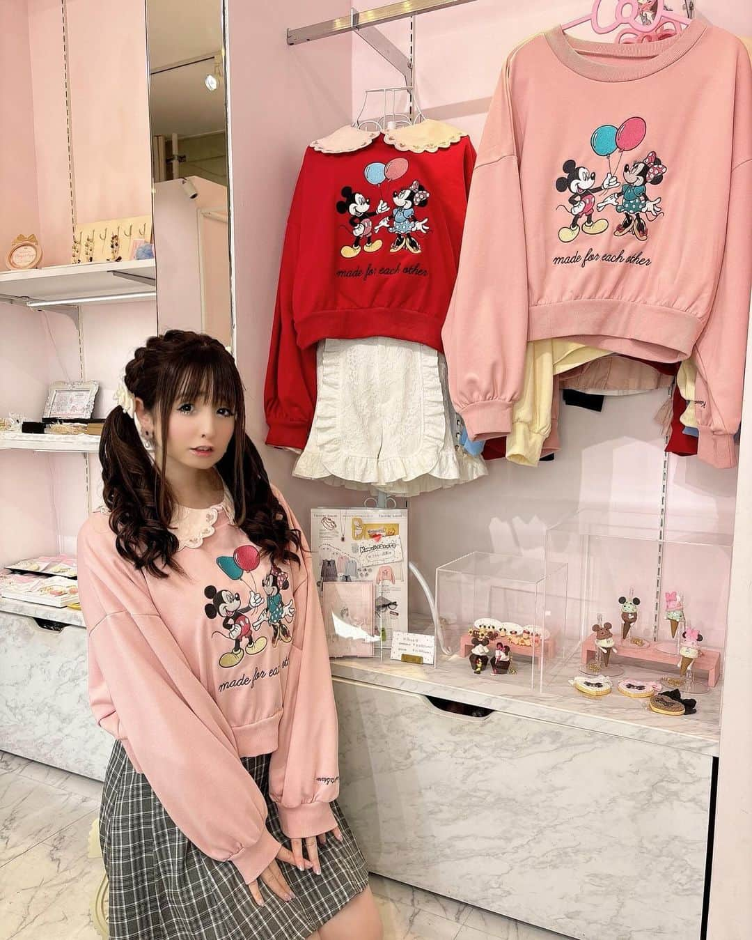 伊藤芽衣のインスタグラム：「14日（土） アクセサリー発売日♡ ⁡ 朝からたくさんの方に お並びいただいて ありがとうございました♡ ⁡ 久しぶりにお会いできた方も 多くて♡ 一緒に選ばせていただける時間は ほんとに楽しかったです♡ ⁡ あまり ゆっくりお話しできずに ごめんなさい＊ ⁡ お洋服も合わせて お迎えくださった方々も ありがとうございました♡ ⁡ みなさまに お会いできる時間は いつもとてもしあわせです♡  @kawaii__stars  ⁡ #カワスタ #ラフォーレ原宿」