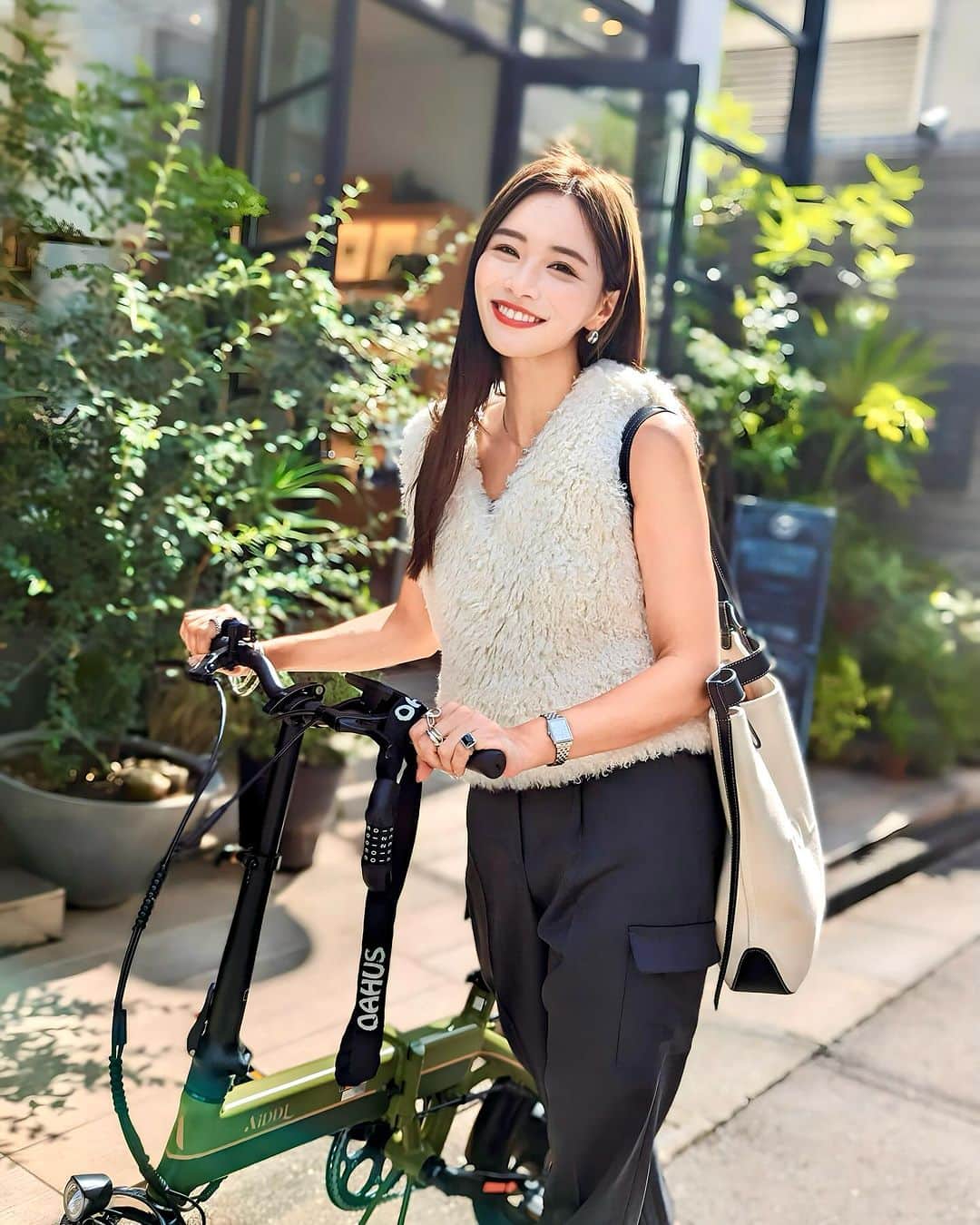 石井里奈さんのインスタグラム写真 - (石井里奈Instagram)「久々のフィード投稿✌️ 最近電動自転車を買って、いろんなところに自転車で行っています🚲 Amazonで買いました✌️ 10万円しないし、おしゃれだしスピードでるし結構お気に入り！URLにストアリンクつけときます🚲 この日のコーデは全て @tomorrowland_womens 🥰 バッグは @polene_paris 靴は @prettyballerinasjp 💓 . ハンドネイルは @risa.ujunail のところでアメリカ意識した秋のネイルに💓おまかせデザインです💅 . まつげパーマは @sawa_rgrace ちゃんにお任せしてます！ぎゅいんと上がって流石すぎるよ👁️💓 . そして本日から @matinkim_magazine のPOPUPが渋谷パルコで開催中！ぜひ遊びに行ってきてね💓 いろんな写真まとめて投稿✌️ . #tomorrowland #トゥモローランド #電動自転車 #自転車 #自転車女子 #matinkim #マーティンキム #韓国ファッション #ファーコーデ #プードル #秋ネイル #まつげパーマ #サイクリング」10月18日 11時50分 - ri7tin1025
