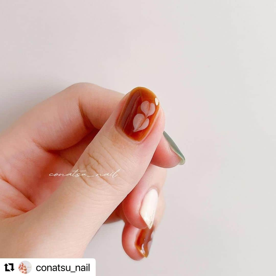 【PLANET NAIL（プラネット ネイル）】公式さんのインスタグラム写真 - (【PLANET NAIL（プラネット ネイル）】公式Instagram)「✰✰✰ ━━━━━━━━━━━━━━━ @conatsu_nail さま♡  PLB16 シリウスの光線 を使ったラメアートネイルデザインの ご紹介ありがとうございます😌🩷  なんだか思わず食べたくなっちゃう 可愛さですが、こなつさん曰く とーーっても難しいらしい🤣 だけどこんなかわいいとき挑戦しがいもある！ ぜひぜひまねっこされてください♡ ╍ ╍ ╍ ╍ ╍ ╍ ╍ ╍ ╍ ╍ ╍ ╍ ╍ ╍ ╍ ╍ ╍ 𓂃 @conatsu_nail こなつです ◡̈⋆ ⁡ 今日は、ラテアートをやってみました☕ˊ˗ ⁡ 最初に言っておきます！！ これ、ものすごーーーーーく難しいです🥶 ⁡ バランスと、乾きと、力加減と、、、 ほんとにほんとに難しかった！（笑） ⁡ 見た目は可愛いんだけどね~🥹 ⁡ 乾かす工程でどんどん変形していくので 保冷剤を使いながら、手を動かさずに乾かすのがポイントˊ˗ ⁡ そうすることで、 最後まできれいなハートの状態が保てます🤎 ⁡ 難易度結構高めだけど、 すごくかわいいので、挑戦者求む！！🍮🔥 ⁡ ⁡ ⁡ 𖤣𖥧𖥣｡𖤣𖤥𖠿𖤣𖤥. . .𖥧𖡼.𖤣𖥧. . 𖥧 𖥧 𖧧 ˒˒. .‎𖠋 ⋆. 𓂃 .⋆ 𖥣 𖤣 ⸒⸒ ⁡ ⁡ 使ったもの𓂃 𓈒✍︎ ⁡ 親指・薬指︰ @romand_jp 09 AMBER ⁡ 人差し指・小指︰ @ringonailpolish MORI ⁡ 中指︰ @romand_jp w03 CONDENSED MILK ⁡ ラメ： @planet.jp 16 シリウスの光線 ⁡  過去にLDK the beautyで紹介したデザインです🍂  ⁡ ⁡ ┈┈┈┈┈┈┈ ❁ ❁ ❁ ┈┈┈┈┈┈┈ ⁡ ⁡ 透明感ネイルたくさん載せてます ˊ˗ ゆっくり見ていってください〜🐑♡ ⁡ ≫ @conatsu_nail  ⁡ ⁡ ⁡ ⁡ ⁡ #セルフネイル #selfnail #マニキュア #マニキュア派 #ポリッシュ #ポリッシュネイル #ポリッシュ派 #マニキュアネイル #ネイルデザイン #セルフネイル初心者 #ネイル初心者 #ネイル #ネイルアート #自爪ネイル #透け感ネイル #透明感ネイル #シアーネイル #ちゅるんネイル #秋ネイル #秋ネイルデザイン #ラテアートネイル #ラテネイル #コーヒーネイル #ハートネイル #ブラウンネイル #緑ネイル  #romand #ringonailpolish #planetnail #ringonatsu」10月18日 11時51分 - planet.jp