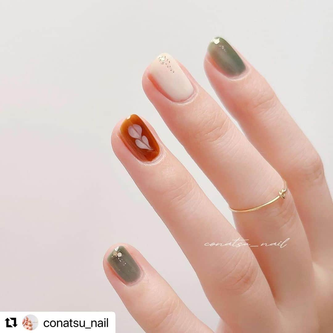 【PLANET NAIL（プラネット ネイル）】公式さんのインスタグラム写真 - (【PLANET NAIL（プラネット ネイル）】公式Instagram)「✰✰✰ ━━━━━━━━━━━━━━━ @conatsu_nail さま♡  PLB16 シリウスの光線 を使ったラメアートネイルデザインの ご紹介ありがとうございます😌🩷  なんだか思わず食べたくなっちゃう 可愛さですが、こなつさん曰く とーーっても難しいらしい🤣 だけどこんなかわいいとき挑戦しがいもある！ ぜひぜひまねっこされてください♡ ╍ ╍ ╍ ╍ ╍ ╍ ╍ ╍ ╍ ╍ ╍ ╍ ╍ ╍ ╍ ╍ ╍ 𓂃 @conatsu_nail こなつです ◡̈⋆ ⁡ 今日は、ラテアートをやってみました☕ˊ˗ ⁡ 最初に言っておきます！！ これ、ものすごーーーーーく難しいです🥶 ⁡ バランスと、乾きと、力加減と、、、 ほんとにほんとに難しかった！（笑） ⁡ 見た目は可愛いんだけどね~🥹 ⁡ 乾かす工程でどんどん変形していくので 保冷剤を使いながら、手を動かさずに乾かすのがポイントˊ˗ ⁡ そうすることで、 最後まできれいなハートの状態が保てます🤎 ⁡ 難易度結構高めだけど、 すごくかわいいので、挑戦者求む！！🍮🔥 ⁡ ⁡ ⁡ 𖤣𖥧𖥣｡𖤣𖤥𖠿𖤣𖤥. . .𖥧𖡼.𖤣𖥧. . 𖥧 𖥧 𖧧 ˒˒. .‎𖠋 ⋆. 𓂃 .⋆ 𖥣 𖤣 ⸒⸒ ⁡ ⁡ 使ったもの𓂃 𓈒✍︎ ⁡ 親指・薬指︰ @romand_jp 09 AMBER ⁡ 人差し指・小指︰ @ringonailpolish MORI ⁡ 中指︰ @romand_jp w03 CONDENSED MILK ⁡ ラメ： @planet.jp 16 シリウスの光線 ⁡  過去にLDK the beautyで紹介したデザインです🍂  ⁡ ⁡ ┈┈┈┈┈┈┈ ❁ ❁ ❁ ┈┈┈┈┈┈┈ ⁡ ⁡ 透明感ネイルたくさん載せてます ˊ˗ ゆっくり見ていってください〜🐑♡ ⁡ ≫ @conatsu_nail  ⁡ ⁡ ⁡ ⁡ ⁡ #セルフネイル #selfnail #マニキュア #マニキュア派 #ポリッシュ #ポリッシュネイル #ポリッシュ派 #マニキュアネイル #ネイルデザイン #セルフネイル初心者 #ネイル初心者 #ネイル #ネイルアート #自爪ネイル #透け感ネイル #透明感ネイル #シアーネイル #ちゅるんネイル #秋ネイル #秋ネイルデザイン #ラテアートネイル #ラテネイル #コーヒーネイル #ハートネイル #ブラウンネイル #緑ネイル  #romand #ringonailpolish #planetnail #ringonatsu」10月18日 11時51分 - planet.jp