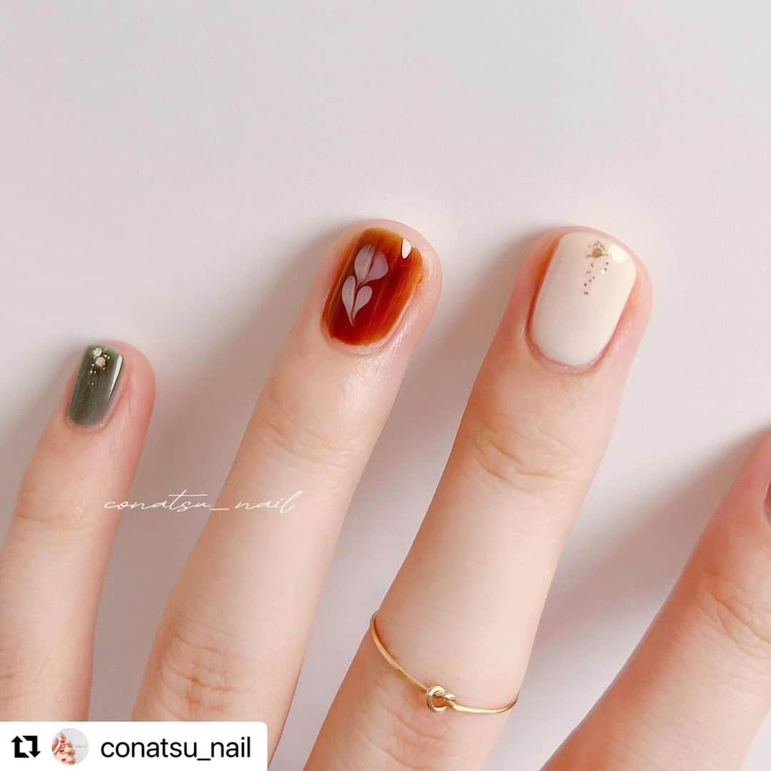 【PLANET NAIL（プラネット ネイル）】公式さんのインスタグラム写真 - (【PLANET NAIL（プラネット ネイル）】公式Instagram)「✰✰✰ ━━━━━━━━━━━━━━━ @conatsu_nail さま♡  PLB16 シリウスの光線 を使ったラメアートネイルデザインの ご紹介ありがとうございます😌🩷  なんだか思わず食べたくなっちゃう 可愛さですが、こなつさん曰く とーーっても難しいらしい🤣 だけどこんなかわいいとき挑戦しがいもある！ ぜひぜひまねっこされてください♡ ╍ ╍ ╍ ╍ ╍ ╍ ╍ ╍ ╍ ╍ ╍ ╍ ╍ ╍ ╍ ╍ ╍ 𓂃 @conatsu_nail こなつです ◡̈⋆ ⁡ 今日は、ラテアートをやってみました☕ˊ˗ ⁡ 最初に言っておきます！！ これ、ものすごーーーーーく難しいです🥶 ⁡ バランスと、乾きと、力加減と、、、 ほんとにほんとに難しかった！（笑） ⁡ 見た目は可愛いんだけどね~🥹 ⁡ 乾かす工程でどんどん変形していくので 保冷剤を使いながら、手を動かさずに乾かすのがポイントˊ˗ ⁡ そうすることで、 最後まできれいなハートの状態が保てます🤎 ⁡ 難易度結構高めだけど、 すごくかわいいので、挑戦者求む！！🍮🔥 ⁡ ⁡ ⁡ 𖤣𖥧𖥣｡𖤣𖤥𖠿𖤣𖤥. . .𖥧𖡼.𖤣𖥧. . 𖥧 𖥧 𖧧 ˒˒. .‎𖠋 ⋆. 𓂃 .⋆ 𖥣 𖤣 ⸒⸒ ⁡ ⁡ 使ったもの𓂃 𓈒✍︎ ⁡ 親指・薬指︰ @romand_jp 09 AMBER ⁡ 人差し指・小指︰ @ringonailpolish MORI ⁡ 中指︰ @romand_jp w03 CONDENSED MILK ⁡ ラメ： @planet.jp 16 シリウスの光線 ⁡  過去にLDK the beautyで紹介したデザインです🍂  ⁡ ⁡ ┈┈┈┈┈┈┈ ❁ ❁ ❁ ┈┈┈┈┈┈┈ ⁡ ⁡ 透明感ネイルたくさん載せてます ˊ˗ ゆっくり見ていってください〜🐑♡ ⁡ ≫ @conatsu_nail  ⁡ ⁡ ⁡ ⁡ ⁡ #セルフネイル #selfnail #マニキュア #マニキュア派 #ポリッシュ #ポリッシュネイル #ポリッシュ派 #マニキュアネイル #ネイルデザイン #セルフネイル初心者 #ネイル初心者 #ネイル #ネイルアート #自爪ネイル #透け感ネイル #透明感ネイル #シアーネイル #ちゅるんネイル #秋ネイル #秋ネイルデザイン #ラテアートネイル #ラテネイル #コーヒーネイル #ハートネイル #ブラウンネイル #緑ネイル  #romand #ringonailpolish #planetnail #ringonatsu」10月18日 11時51分 - planet.jp