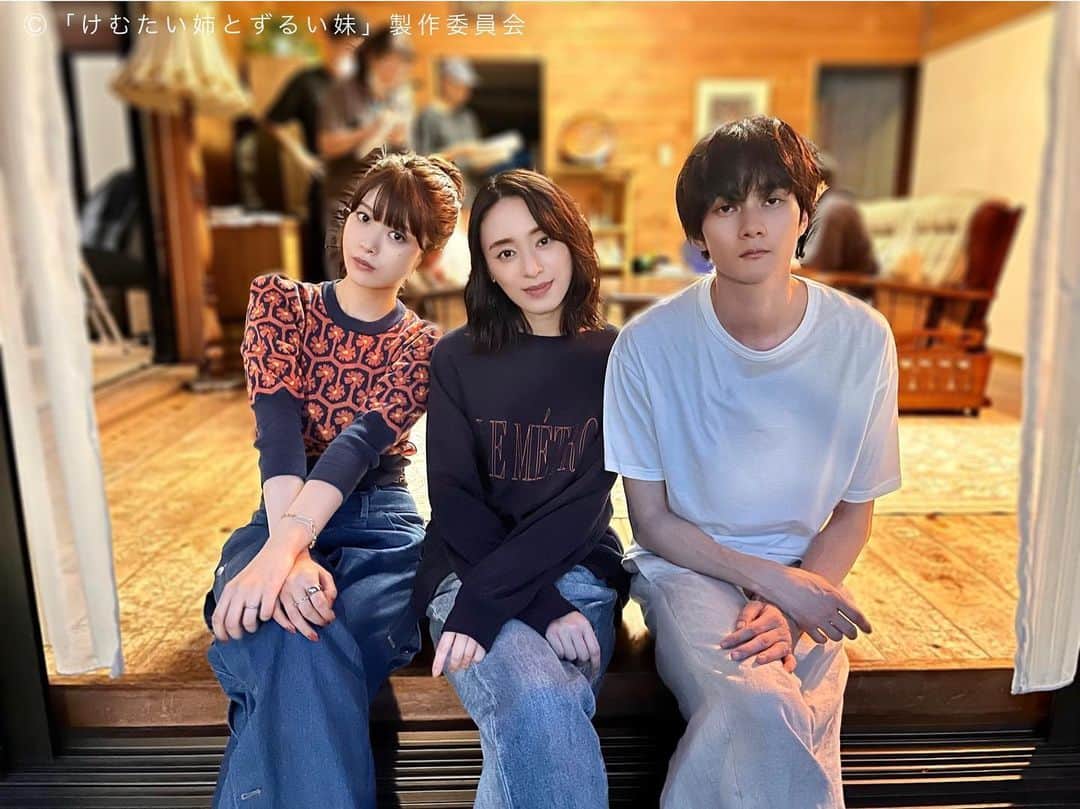 けむたい姉とずるい妹のインスタグラム：「. 😈東郷じゅん役 ( #栗山千明 さん) 😈三島らん役( #馬場ふみか さん) 😈三島律役( #栁俊太郎 さん ) 撮影入りたての頃のオフショット📸 この頃はまだ暑い時期でした❤️‍🔥  ／ 『#けむたい姉とずるい妹 』 第3話は 10/23(月)夜11:06放送🪄 ＼  1、2話は #TVer で配信中🎗 https://tver.jp/episodes/ephkhavw72 お気に入り登録もお願いします💠  #テレビ東京 #けむずる  #栗山千明 #馬場ふみか #栁俊太郎  #桜田通 #雛形あきこ  #オフショット」