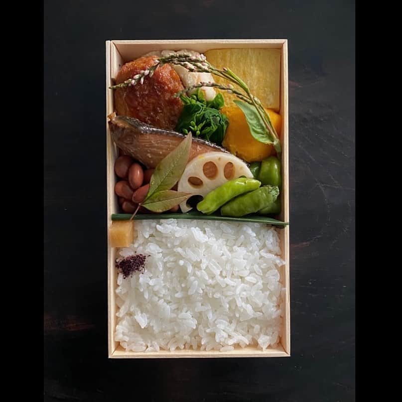 後藤しおりのインスタグラム：「ぼだっこ海苔弁当、土鍋ごはん弁当・七寸の出荷。藍の花の季節ですよ、とお知らせを添えて。今日から新米に切り替わりました。艶々の土鍋ごはんが嬉しい時期。」