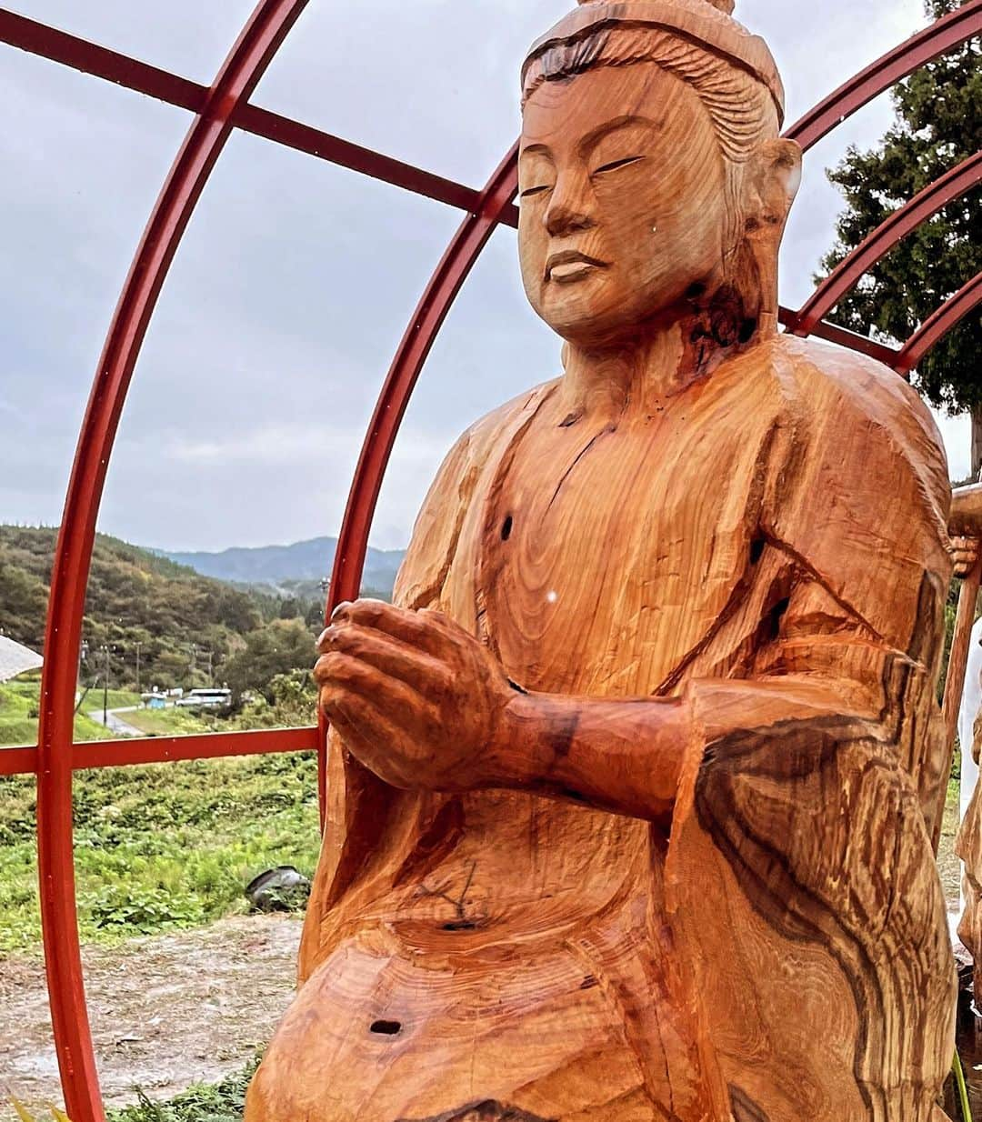 常盤貴子さんのインスタグラム写真 - (常盤貴子Instagram)「奥能登国際芸術祭　Day3  若山エリアで小山真徳さん作ボトルシップに乗船させていただきました！！  たまたま来られていた小山さんに船内をご案内いただくという幸運✨ いつもお世話になっている珠洲焼作家・篠原敬さんの地震で割れてしまった珠洲焼もシップには積まれています。 船の最前線で光をかざしているのは、作品を制作された珠洲の工場の娘さんがモデルとなっているとか。  珠洲の少女が力強く未来に向かって航海しているその船に乗せてもらえているようで．少し泣けてきちゃいました。  原嶋亮輔さんのFuture Past2323もカッコよかった♫シュールな作品も楽しく、結構長居してしまった（笑）  地元ボランティアの方々も最高で、地域の畑や山で取れたお野菜や、イチヂク、胡桃、あせび、カリンを「自由に持ってかし」と！！  作品を見終わってからもかなり盛り上がった🤣💦  5升炊きの炊飯器でキノコの炊き込みご飯まで炊いてくださり、来た人たちに振舞ってくださいました✨美味しかったぁぁぁ。  素晴らしい作品を通して出会えた地元の方々との交流は、2023奥能登国際芸術祭の、最高の思い出となりました！！  ありがとうございましたぁぁぁ！！！  @okunotojp   @koyamashintoku   @ryosuke_harashima」10月18日 12時04分 - takakotokiwa_official