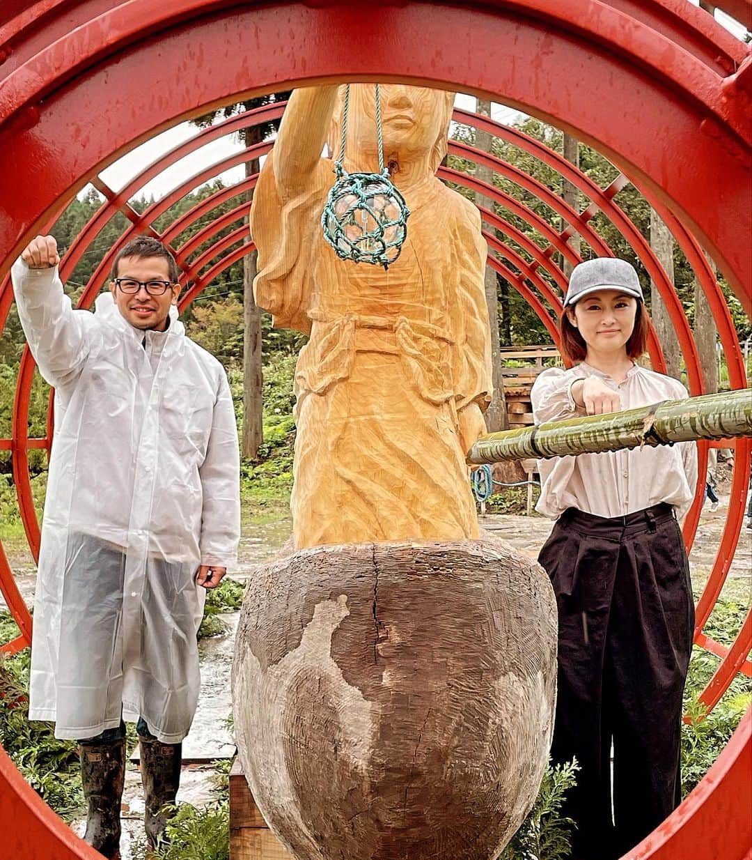 常盤貴子さんのインスタグラム写真 - (常盤貴子Instagram)「奥能登国際芸術祭　Day3  若山エリアで小山真徳さん作ボトルシップに乗船させていただきました！！  たまたま来られていた小山さんに船内をご案内いただくという幸運✨ いつもお世話になっている珠洲焼作家・篠原敬さんの地震で割れてしまった珠洲焼もシップには積まれています。 船の最前線で光をかざしているのは、作品を制作された珠洲の工場の娘さんがモデルとなっているとか。  珠洲の少女が力強く未来に向かって航海しているその船に乗せてもらえているようで．少し泣けてきちゃいました。  原嶋亮輔さんのFuture Past2323もカッコよかった♫シュールな作品も楽しく、結構長居してしまった（笑）  地元ボランティアの方々も最高で、地域の畑や山で取れたお野菜や、イチヂク、胡桃、あせび、カリンを「自由に持ってかし」と！！  作品を見終わってからもかなり盛り上がった🤣💦  5升炊きの炊飯器でキノコの炊き込みご飯まで炊いてくださり、来た人たちに振舞ってくださいました✨美味しかったぁぁぁ。  素晴らしい作品を通して出会えた地元の方々との交流は、2023奥能登国際芸術祭の、最高の思い出となりました！！  ありがとうございましたぁぁぁ！！！  @okunotojp   @koyamashintoku   @ryosuke_harashima」10月18日 12時04分 - takakotokiwa_official