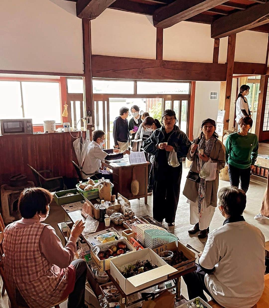 常盤貴子さんのインスタグラム写真 - (常盤貴子Instagram)「奥能登国際芸術祭　Day3  若山エリアで小山真徳さん作ボトルシップに乗船させていただきました！！  たまたま来られていた小山さんに船内をご案内いただくという幸運✨ いつもお世話になっている珠洲焼作家・篠原敬さんの地震で割れてしまった珠洲焼もシップには積まれています。 船の最前線で光をかざしているのは、作品を制作された珠洲の工場の娘さんがモデルとなっているとか。  珠洲の少女が力強く未来に向かって航海しているその船に乗せてもらえているようで．少し泣けてきちゃいました。  原嶋亮輔さんのFuture Past2323もカッコよかった♫シュールな作品も楽しく、結構長居してしまった（笑）  地元ボランティアの方々も最高で、地域の畑や山で取れたお野菜や、イチヂク、胡桃、あせび、カリンを「自由に持ってかし」と！！  作品を見終わってからもかなり盛り上がった🤣💦  5升炊きの炊飯器でキノコの炊き込みご飯まで炊いてくださり、来た人たちに振舞ってくださいました✨美味しかったぁぁぁ。  素晴らしい作品を通して出会えた地元の方々との交流は、2023奥能登国際芸術祭の、最高の思い出となりました！！  ありがとうございましたぁぁぁ！！！  @okunotojp   @koyamashintoku   @ryosuke_harashima」10月18日 12時04分 - takakotokiwa_official