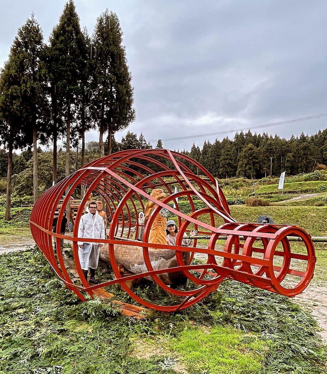 常盤貴子のインスタグラム：「奥能登国際芸術祭　Day3  若山エリアで小山真徳さん作ボトルシップに乗船させていただきました！！  たまたま来られていた小山さんに船内をご案内いただくという幸運✨ いつもお世話になっている珠洲焼作家・篠原敬さんの地震で割れてしまった珠洲焼もシップには積まれています。 船の最前線で光をかざしているのは、作品を制作された珠洲の工場の娘さんがモデルとなっているとか。  珠洲の少女が力強く未来に向かって航海しているその船に乗せてもらえているようで．少し泣けてきちゃいました。  原嶋亮輔さんのFuture Past2323もカッコよかった♫シュールな作品も楽しく、結構長居してしまった（笑）  地元ボランティアの方々も最高で、地域の畑や山で取れたお野菜や、イチヂク、胡桃、あせび、カリンを「自由に持ってかし」と！！  作品を見終わってからもかなり盛り上がった🤣💦  5升炊きの炊飯器でキノコの炊き込みご飯まで炊いてくださり、来た人たちに振舞ってくださいました✨美味しかったぁぁぁ。  素晴らしい作品を通して出会えた地元の方々との交流は、2023奥能登国際芸術祭の、最高の思い出となりました！！  ありがとうございましたぁぁぁ！！！  @okunotojp   @koyamashintoku   @ryosuke_harashima」